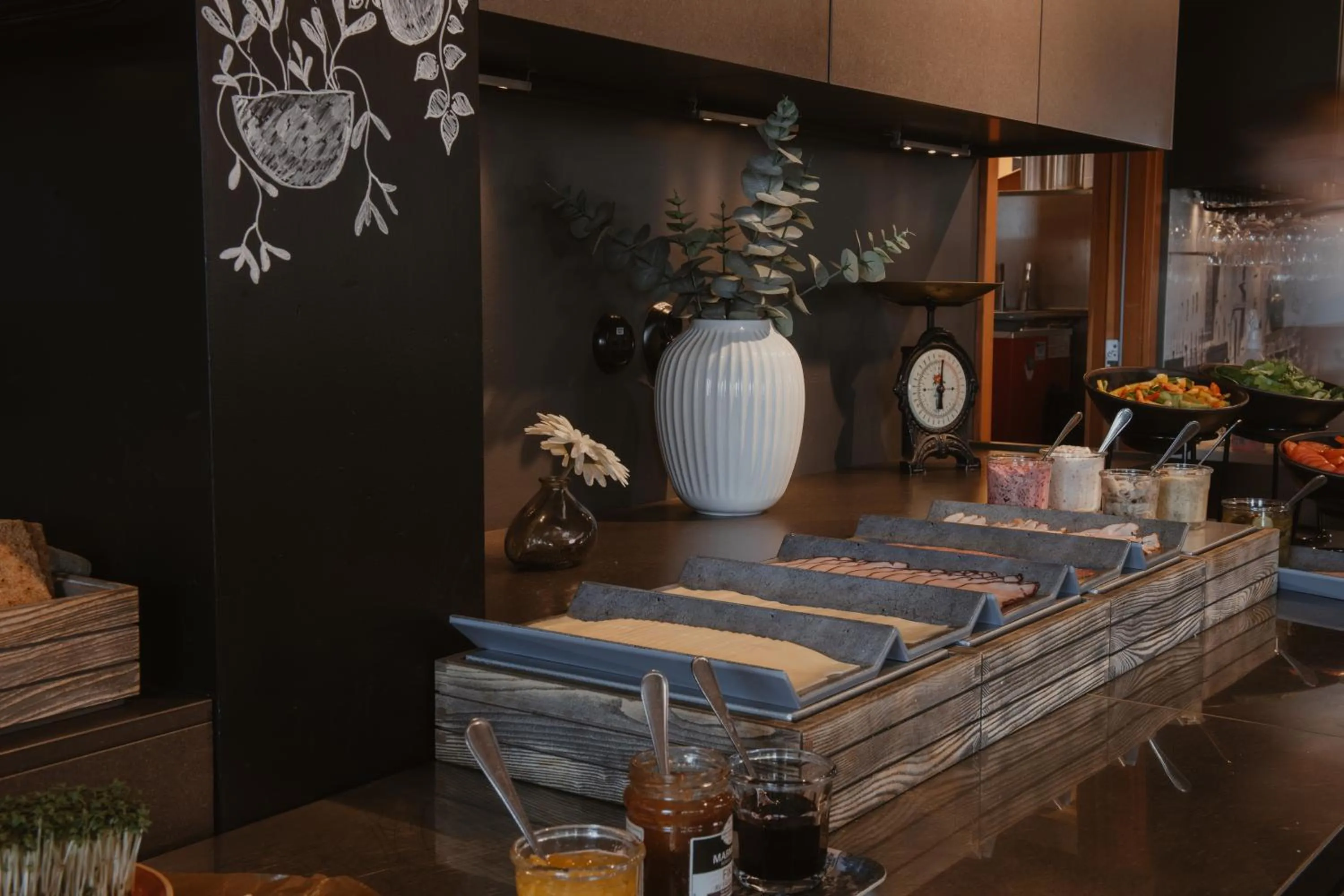 Restaurant/places to eat in Home Hotel Magasinet