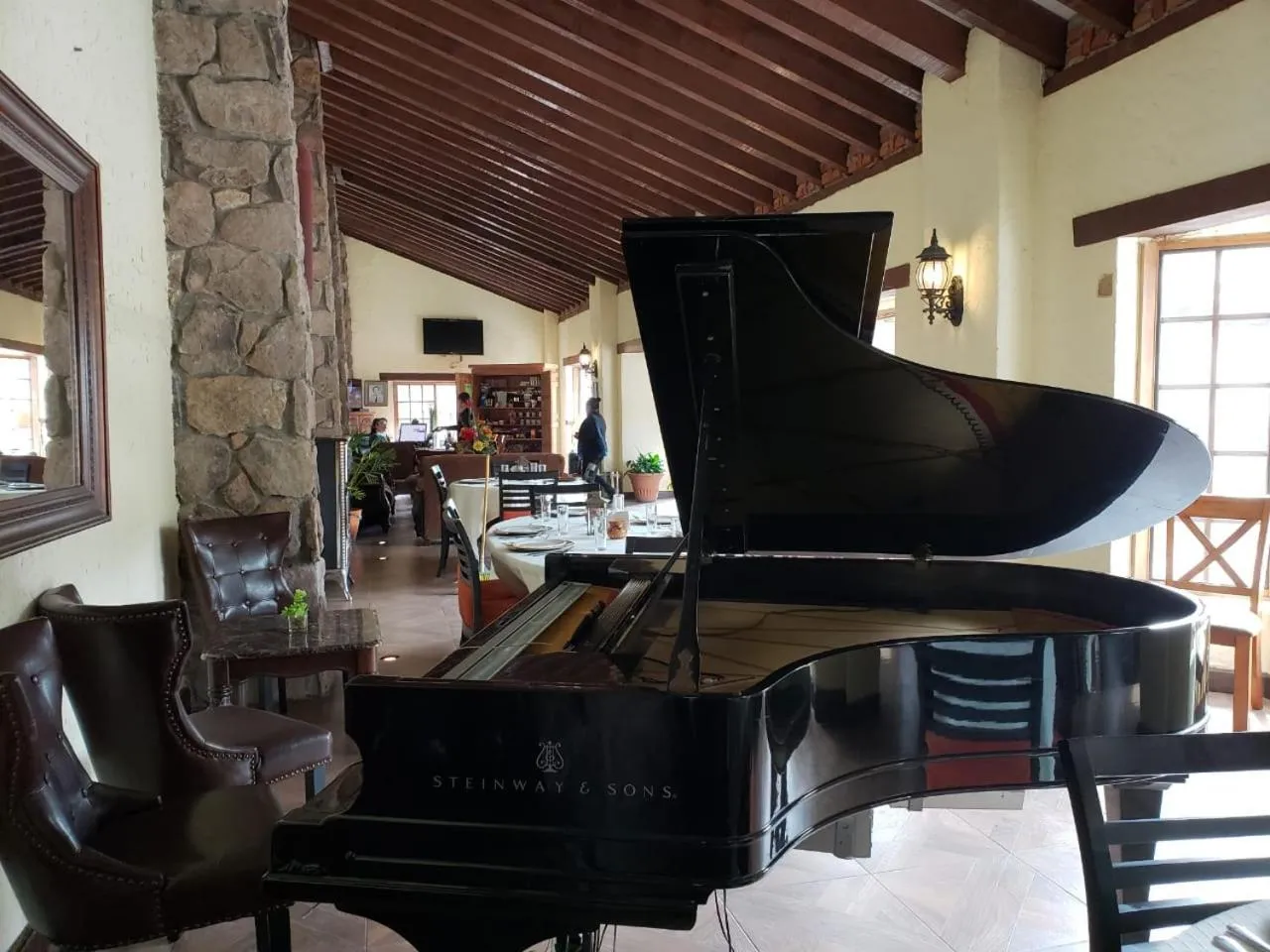 Evening entertainment in Hotel Quinta Mision