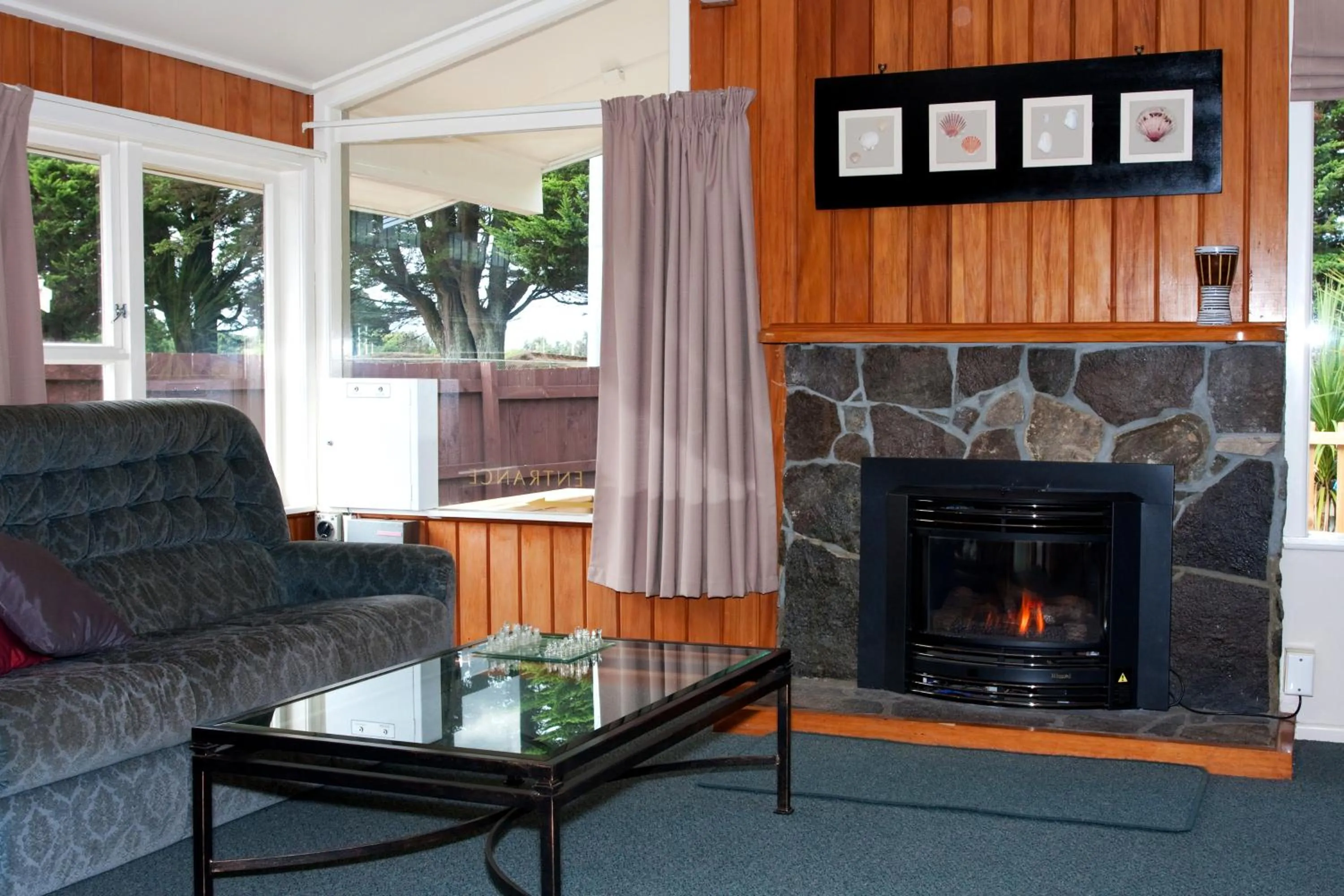 Communal lounge/ TV room in Seagulls Guesthouse