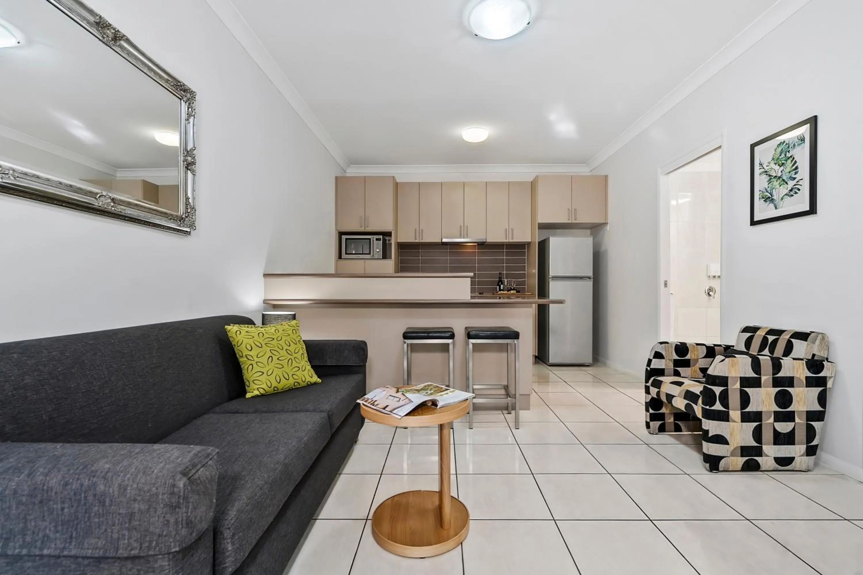 Living room in Emerald Inn by Travellers