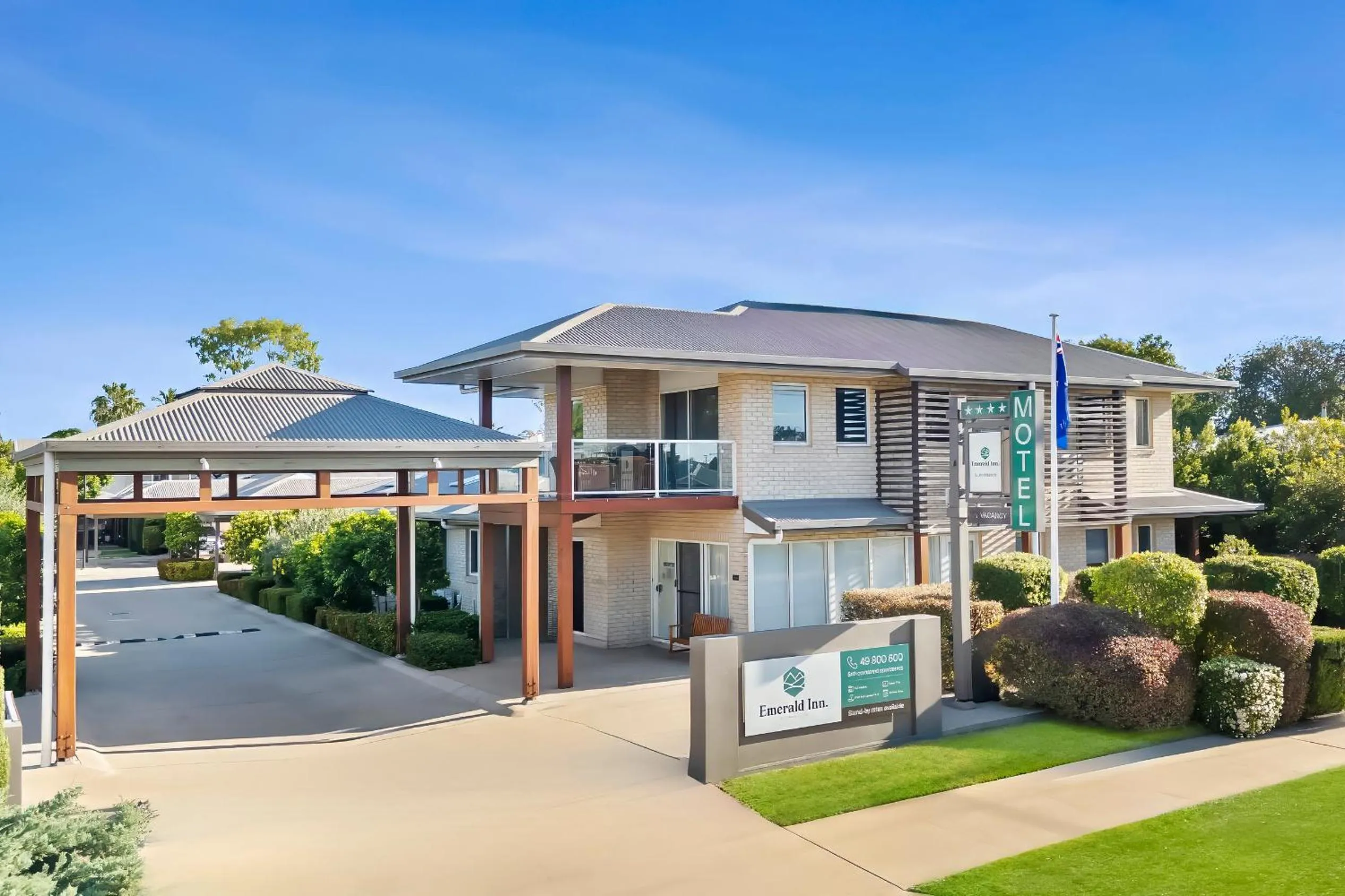 Facade/entrance in Emerald Inn by Travellers