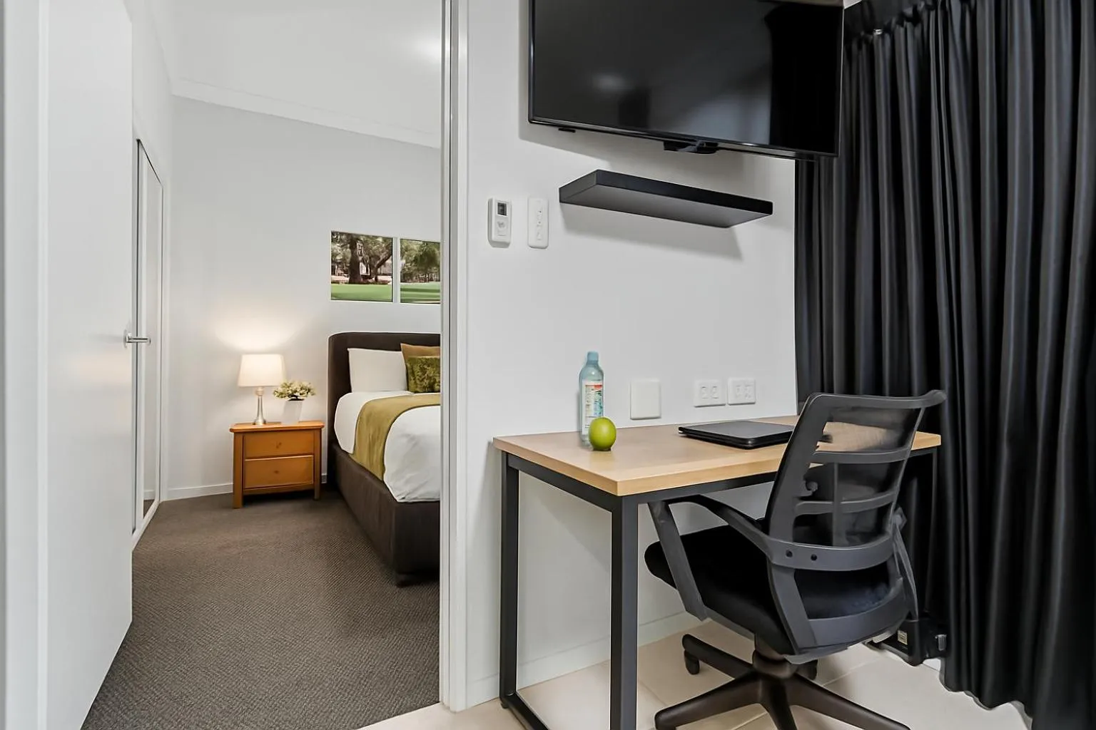 TV and multimedia, Bed in Emerald Inn by Travellers