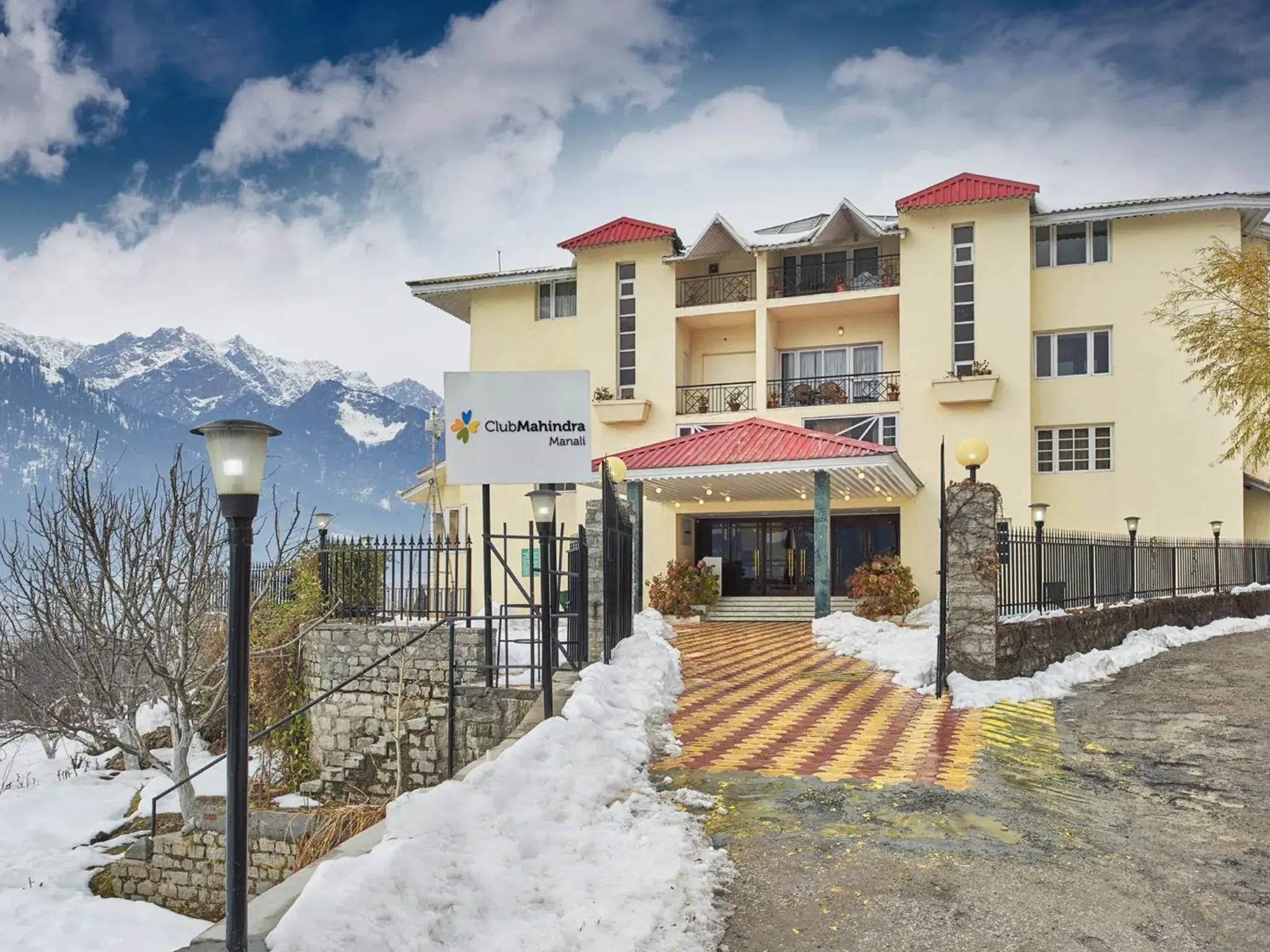 Facade/entrance in Club Mahindra Snow Peaks Manali Facade/entrance in Club Mahindra Snow Peaks Manali