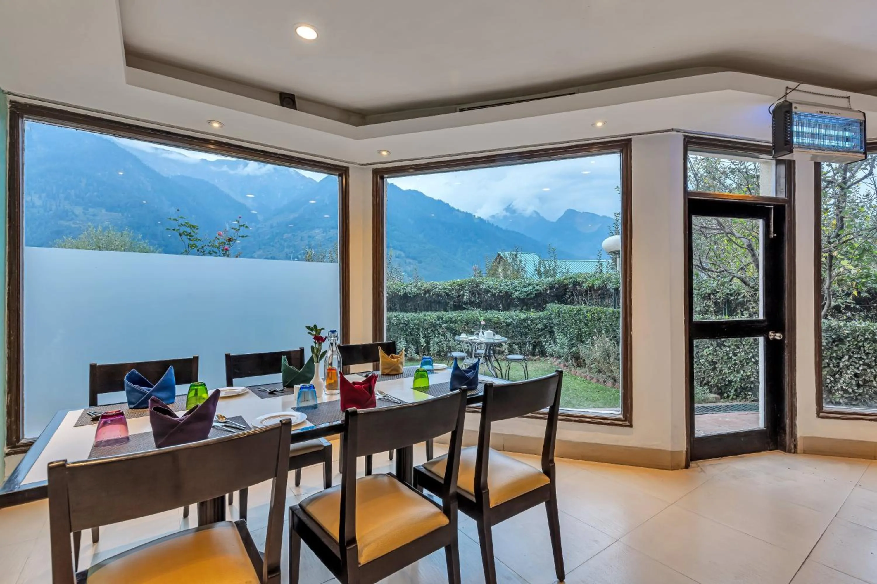 Restaurant/places to eat in Club Mahindra Snow Peaks Manali