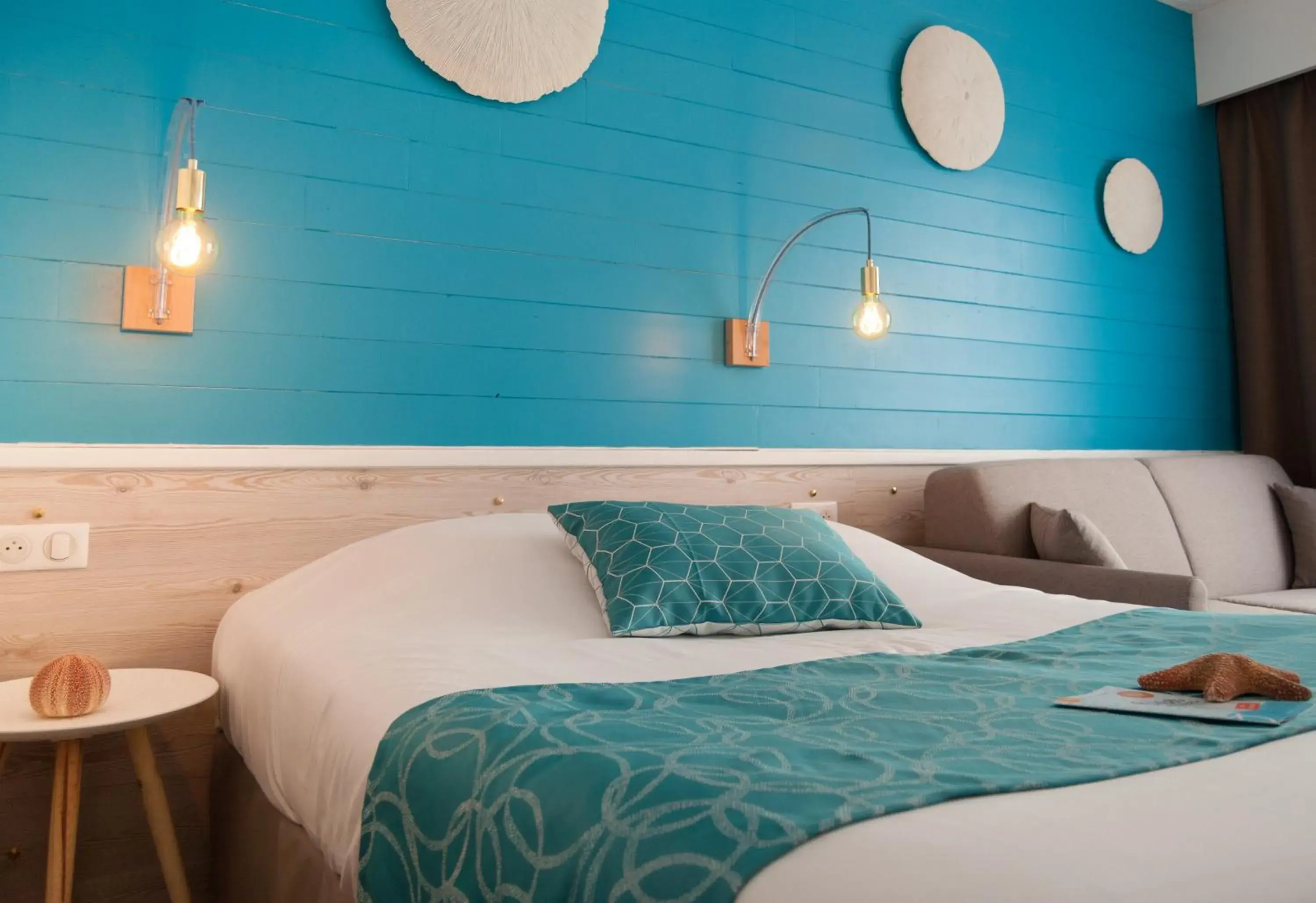 Bedroom, Bed in Hotel La Cote Oceane - Saint Jean de Monts Bedroom, Bed in Hotel La Cote Oceane - Saint Jean de Monts