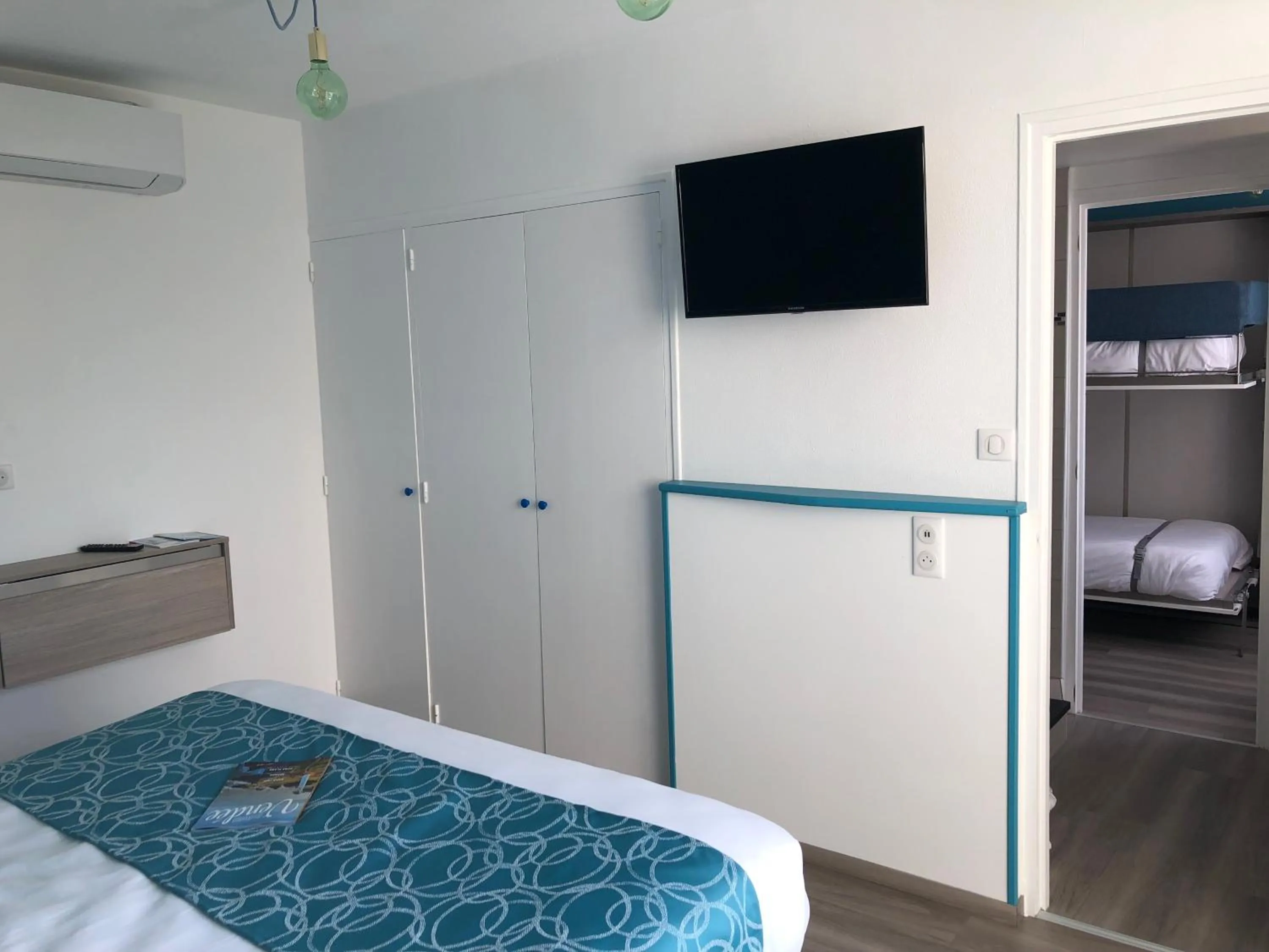 Photo of the whole room, Bed in Hotel La Cote Oceane- Bureau- 250 m plage