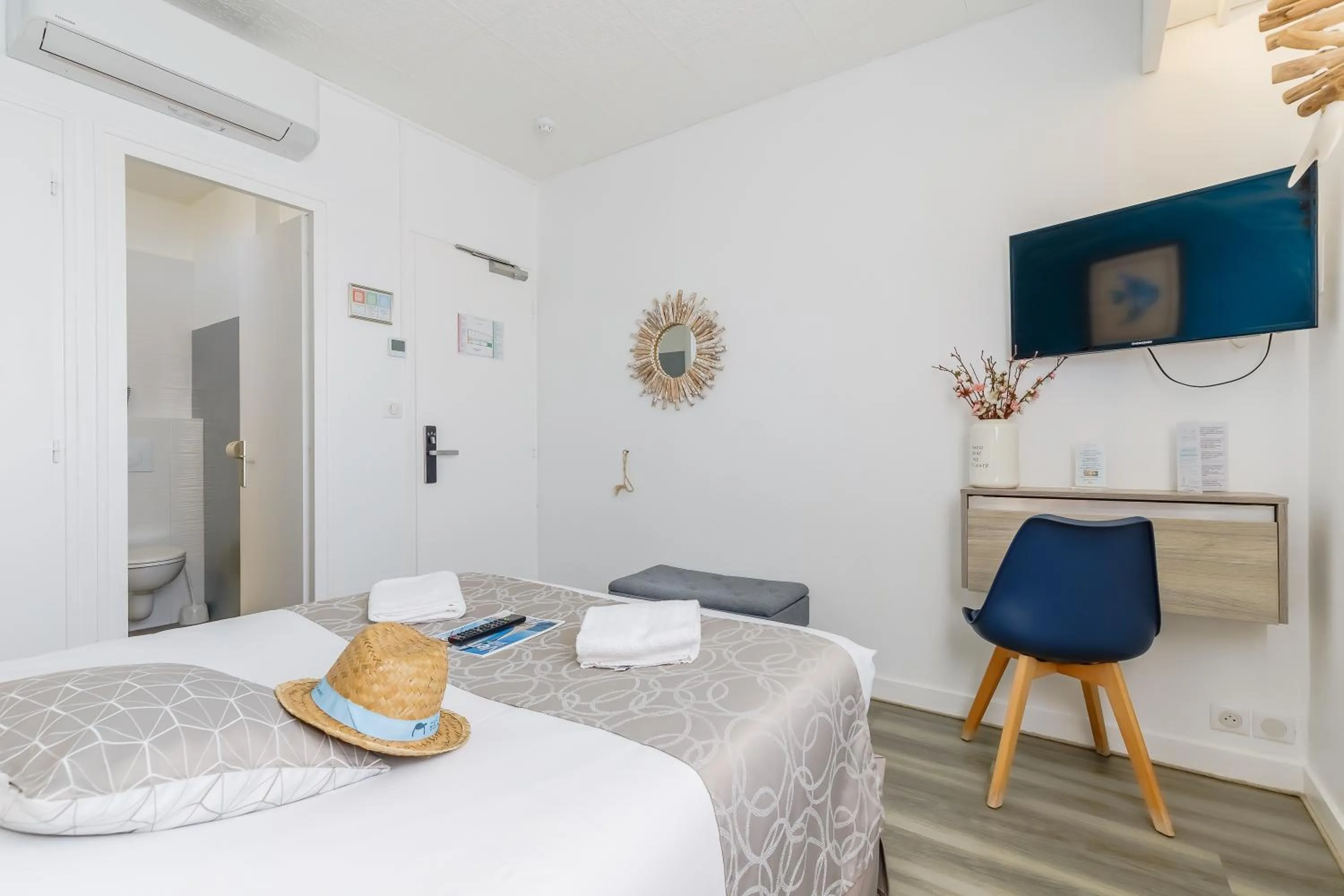 Bedroom, Bed in Hotel La Cote Oceane - Saint Jean de Monts