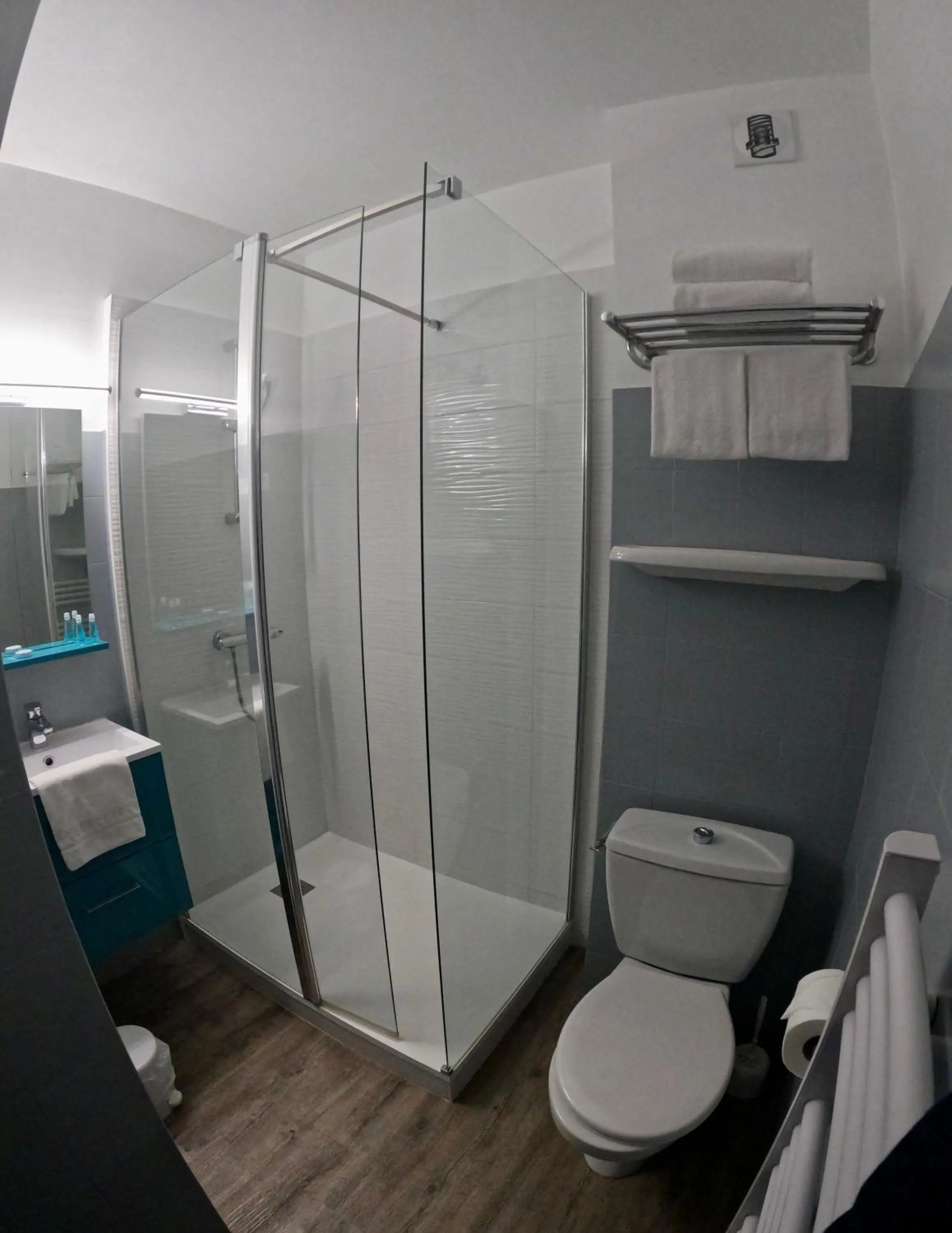 Bathroom in Hotel La Cote Oceane- Bureau- 250 m plage