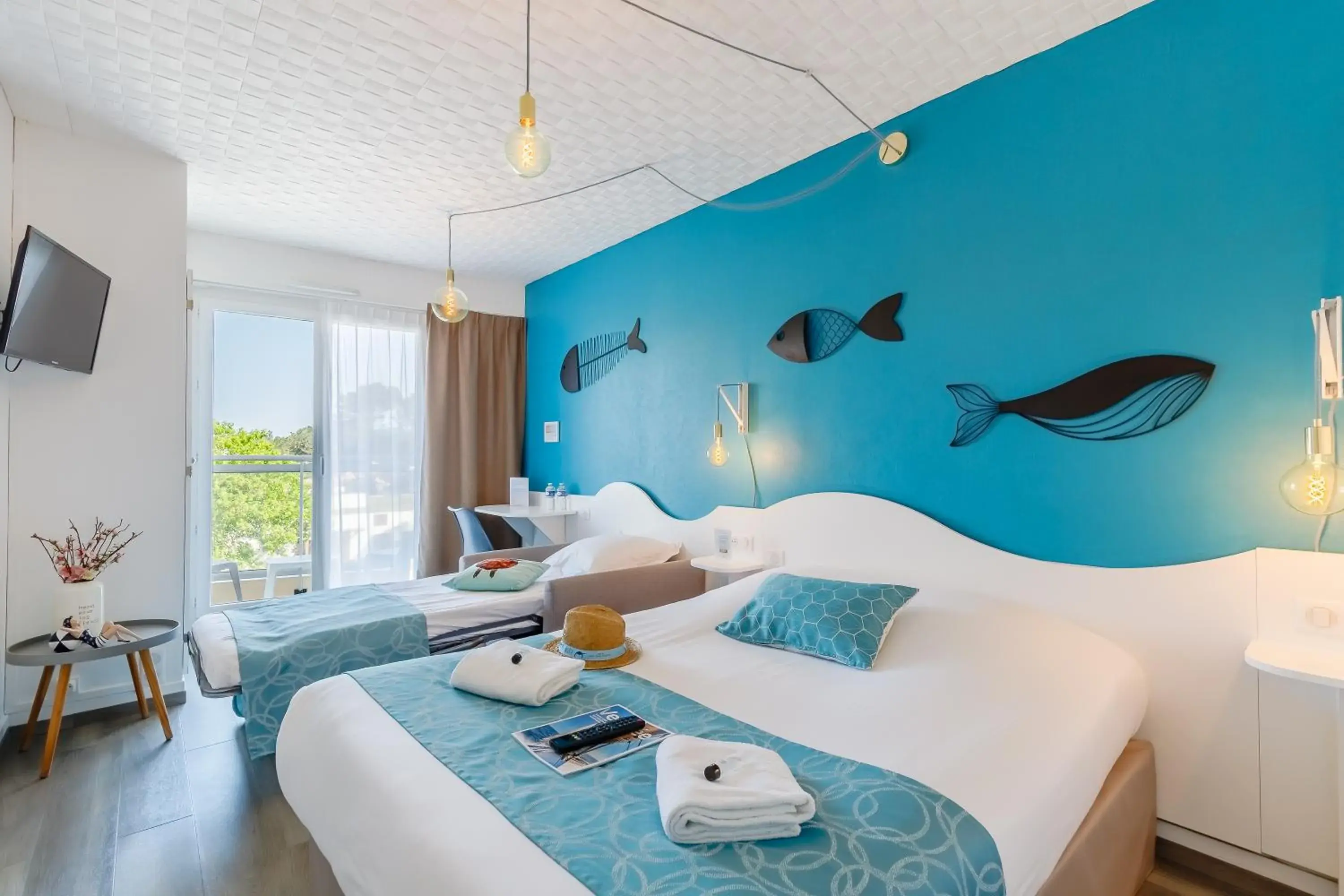 Bedroom, Bed in Hotel La Cote Oceane - Saint Jean de Monts Bedroom, Bed in Hotel La Cote Oceane - Saint Jean de Monts