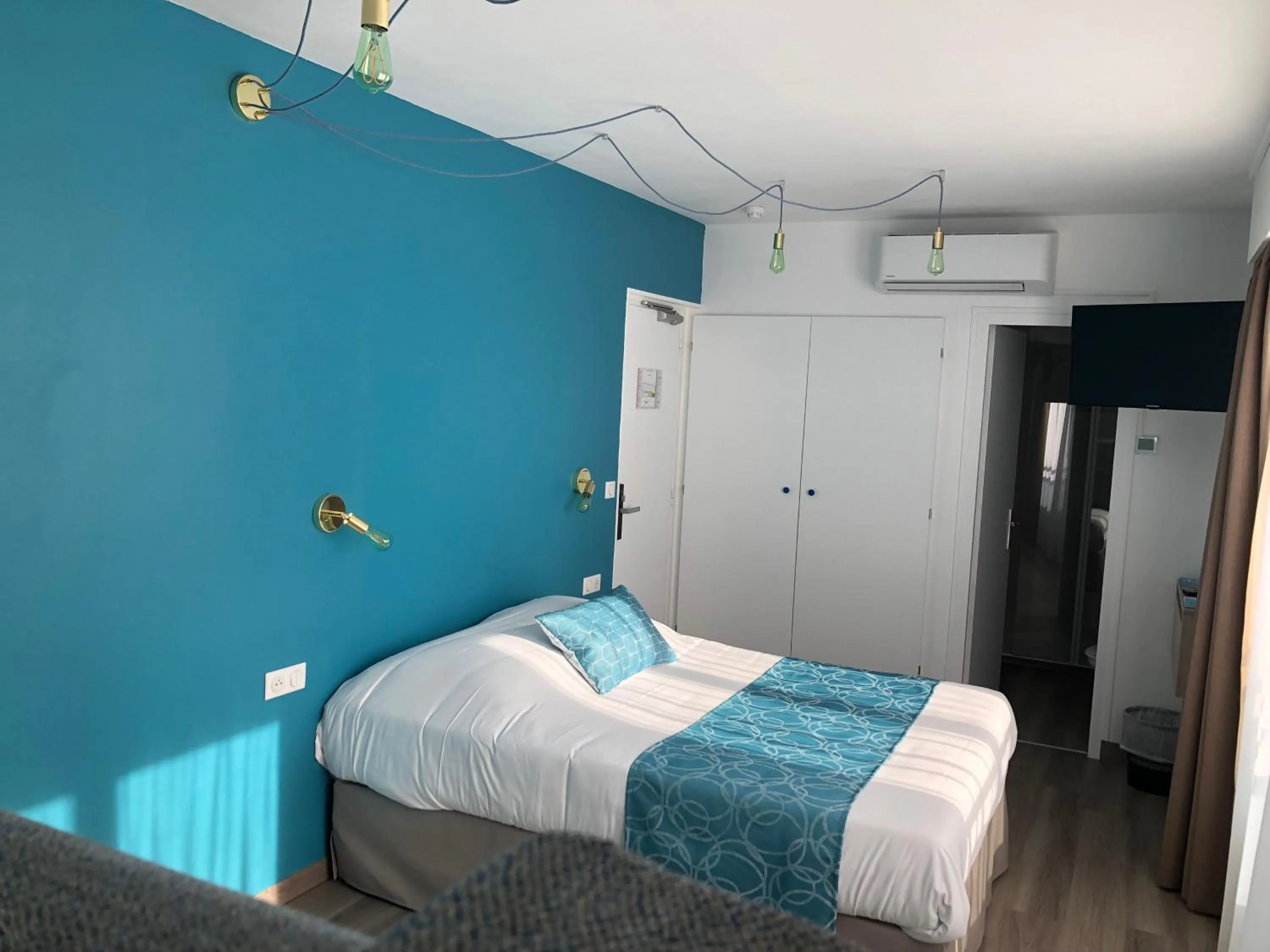 Photo of the whole room, Bed in Hotel La Cote Oceane- Bureau- 250 m plage