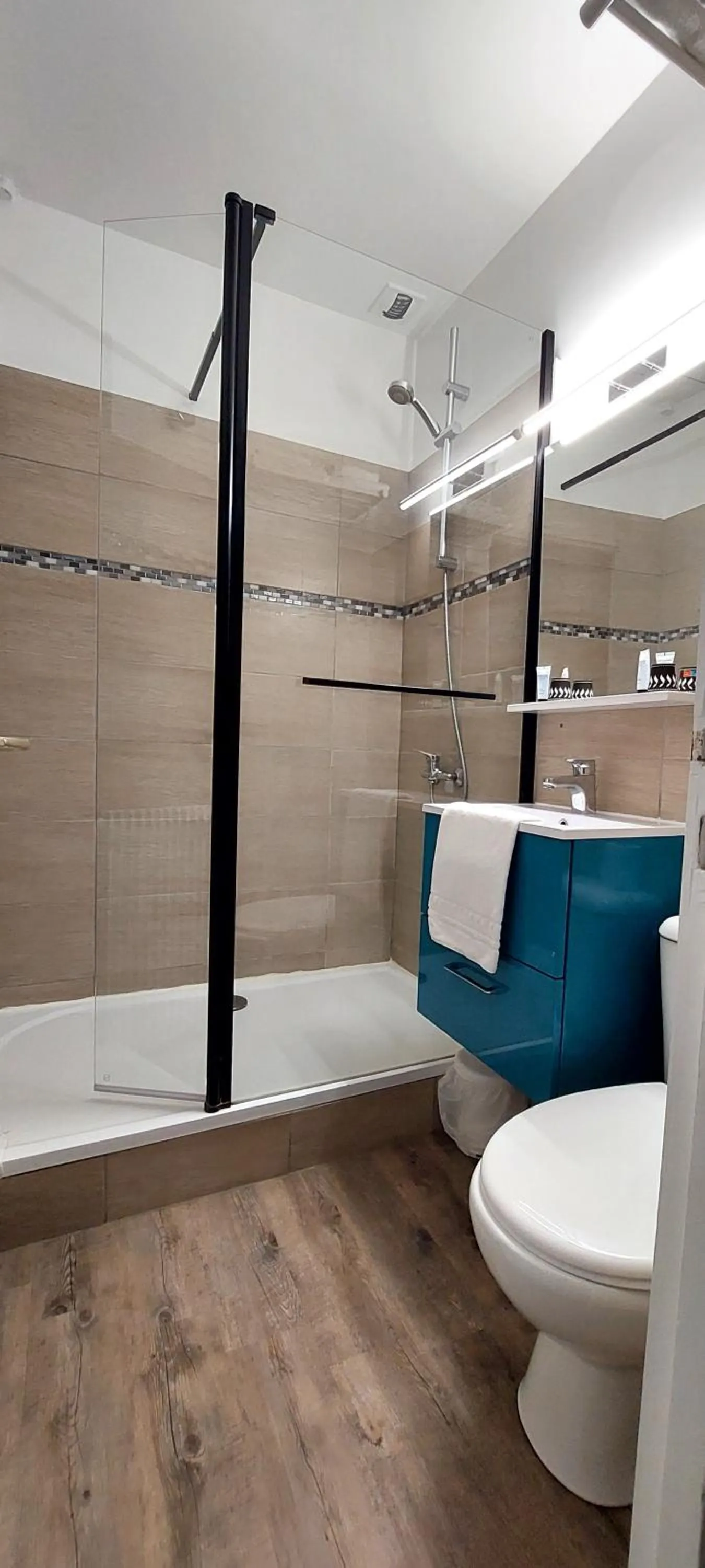 Bathroom in Hotel La Cote Oceane- Bureau- 250 m plage