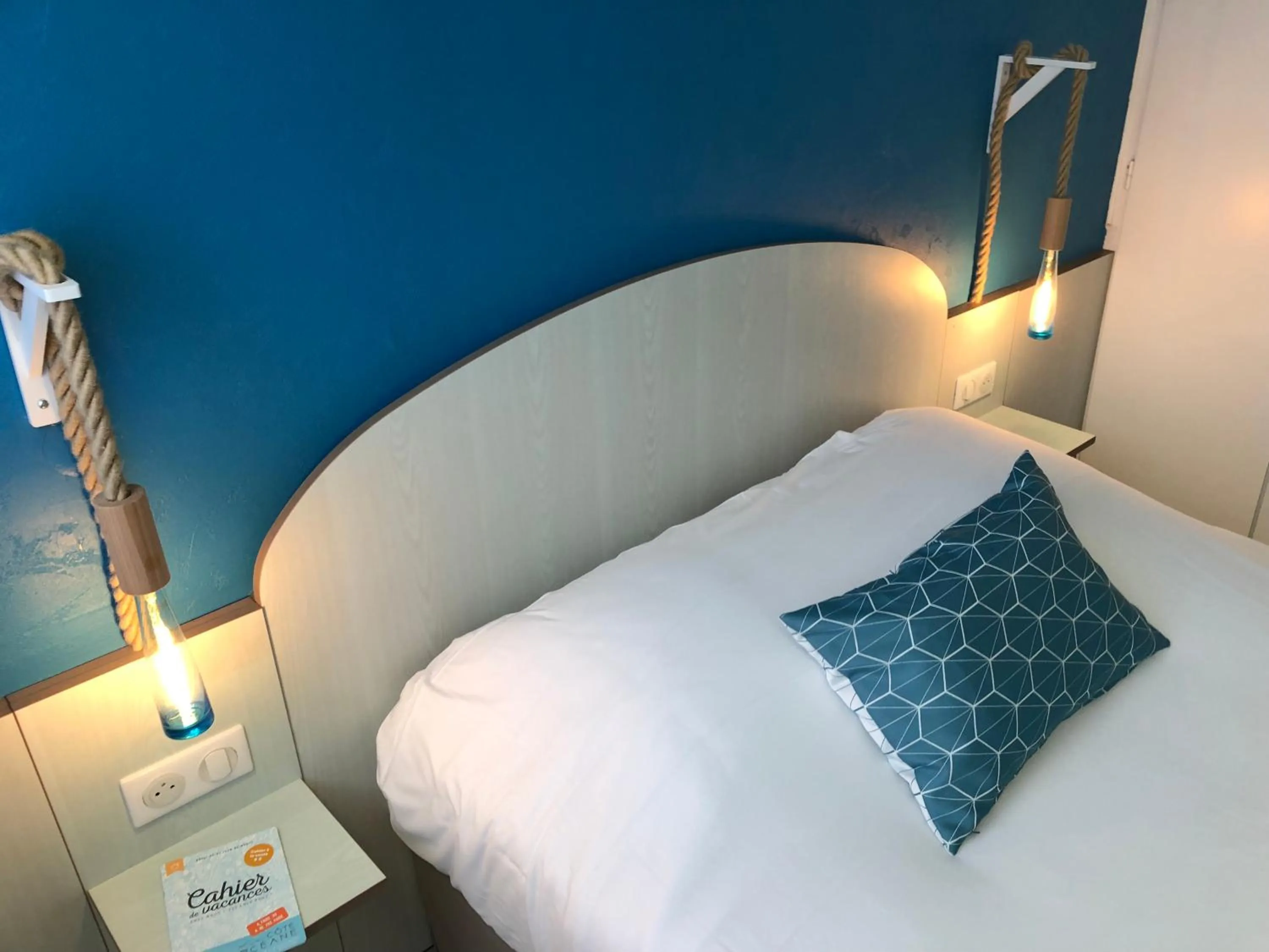 Bed in Hotel La Cote Oceane- Bureau- 250 m plage
