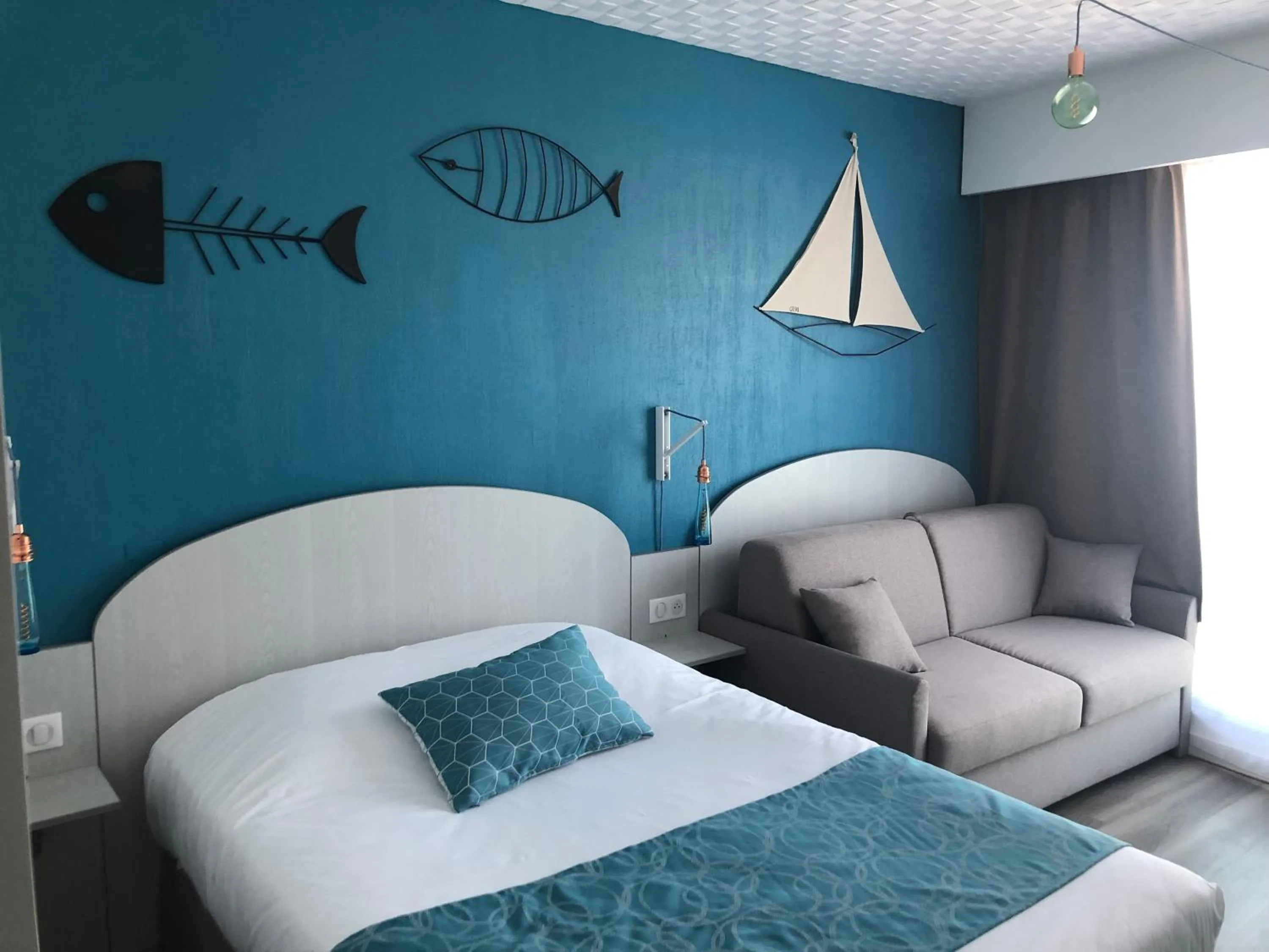 Photo of the whole room, Bed in Hotel La Cote Oceane- Bureau- 250 m plage