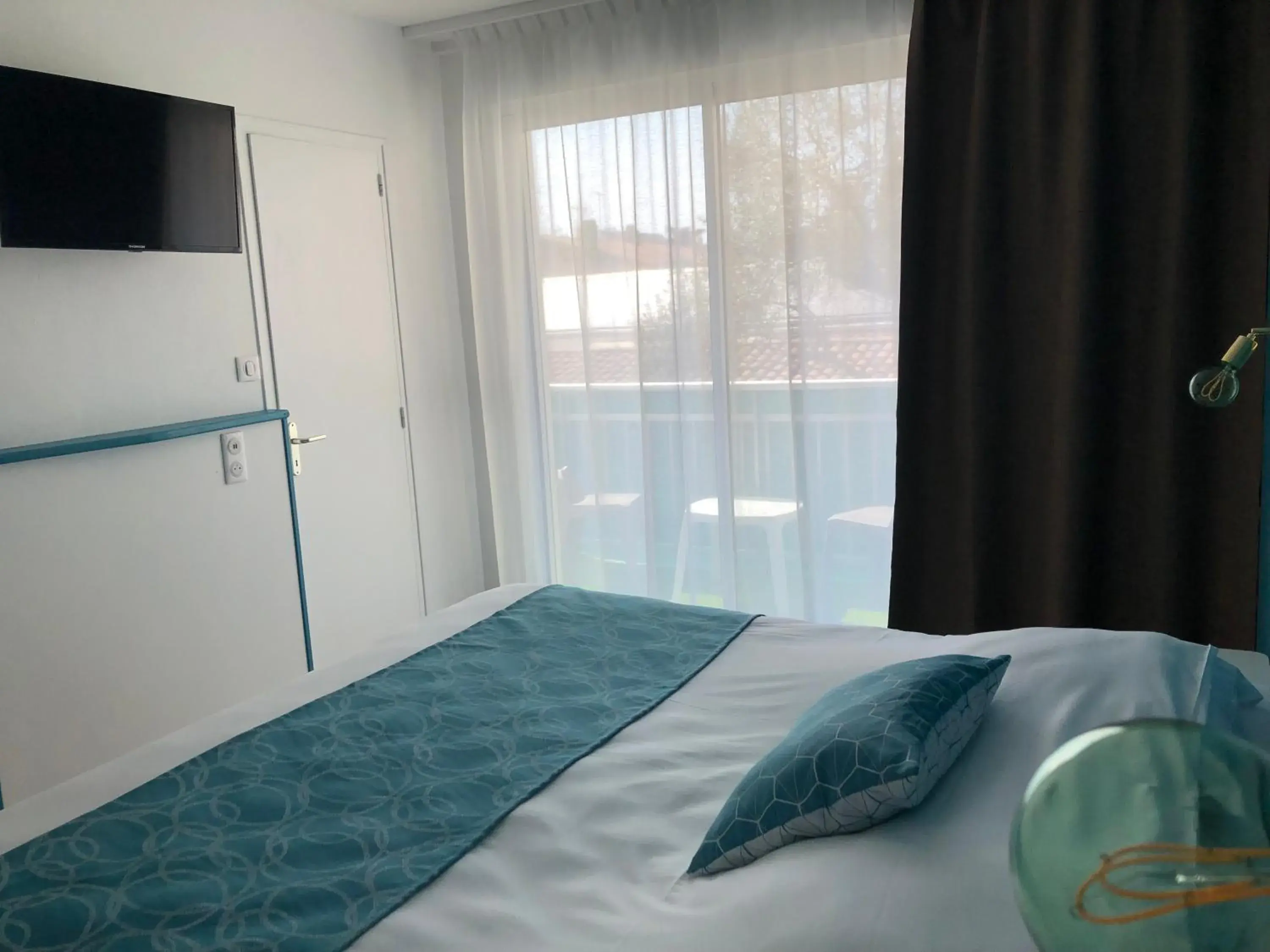 Photo of the whole room, Bed in Hotel La Cote Oceane- Bureau- 250 m plage Photo of the whole room, Bed in Hotel La Cote Oceane- Bureau- 250 m plage