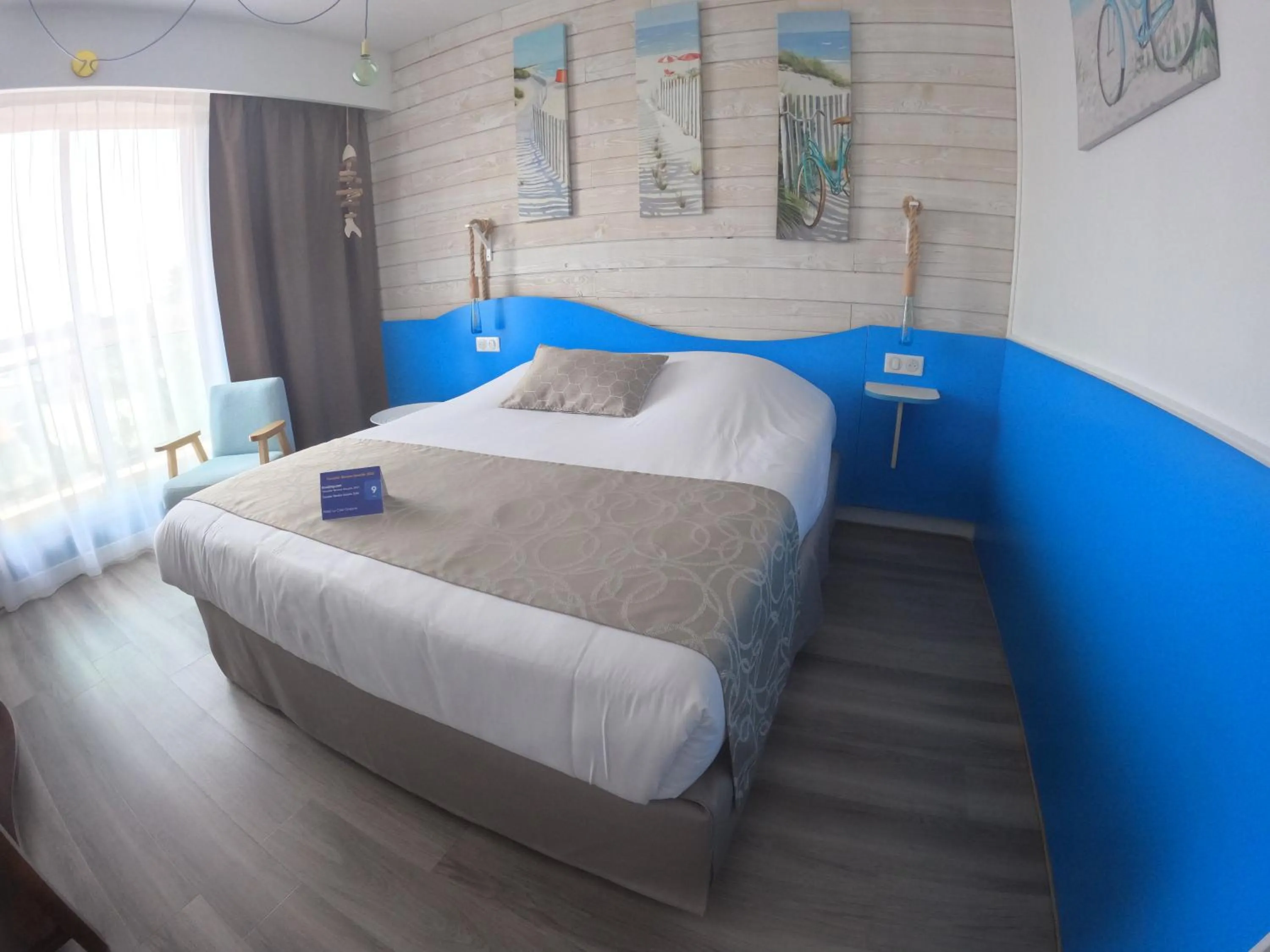 Photo of the whole room, Bed in Hotel La Cote Oceane- Bureau- 250 m plage