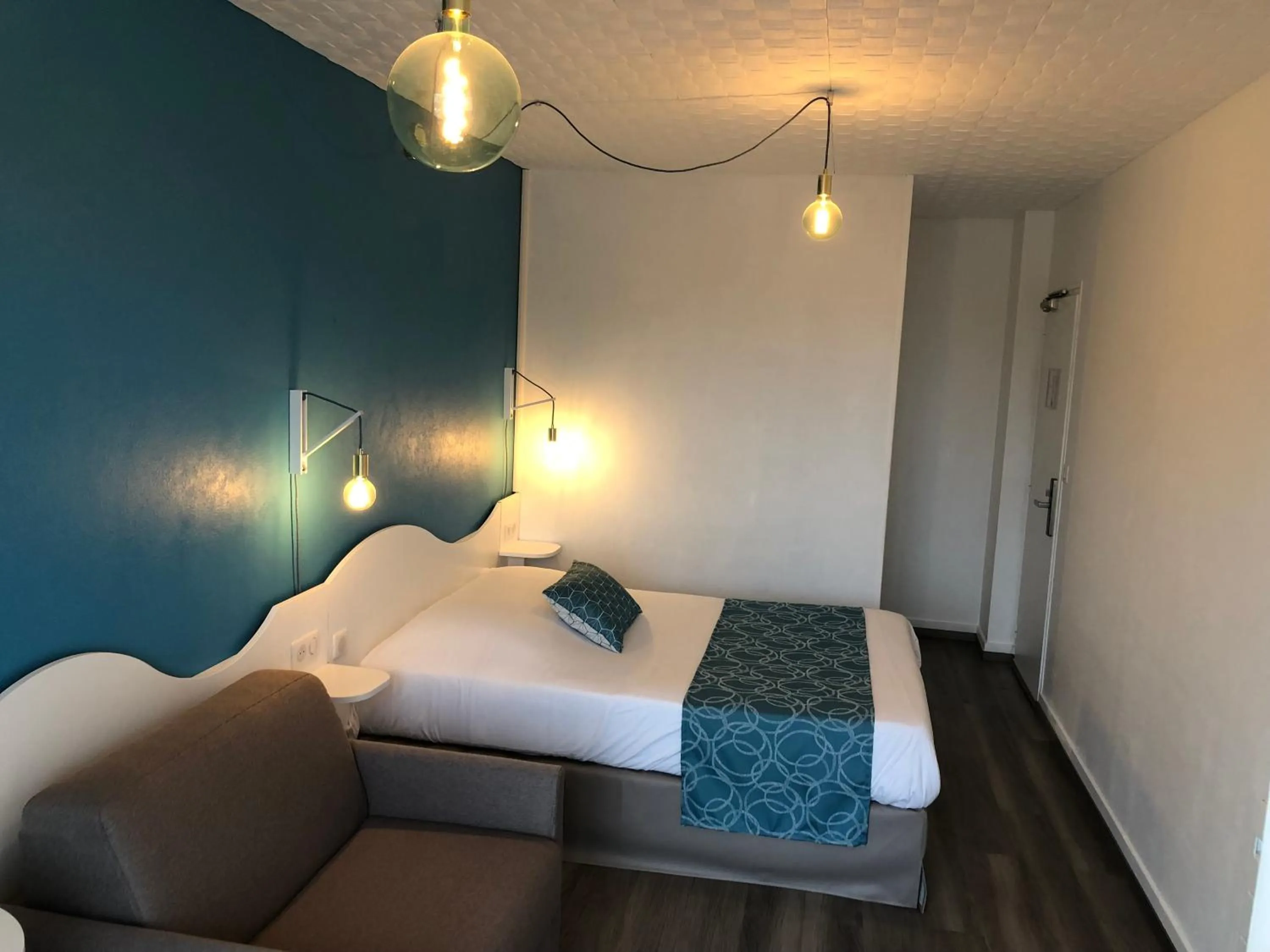 Photo of the whole room, Bed in Hotel La Cote Oceane- Bureau- 250 m plage