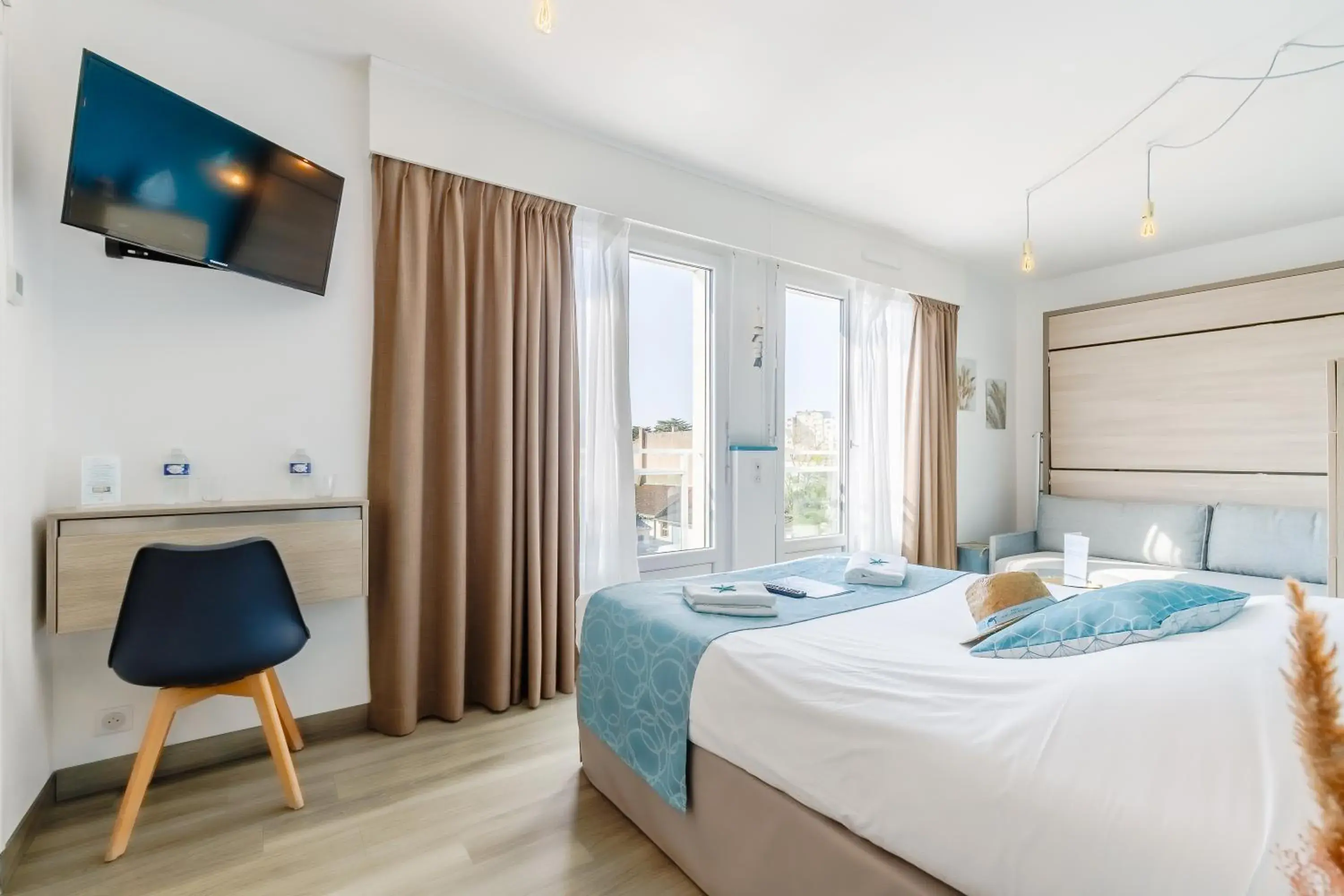 Bedroom, Bed in Hotel La Cote Oceane - Saint Jean de Monts Bedroom, Bed in Hotel La Cote Oceane - Saint Jean de Monts