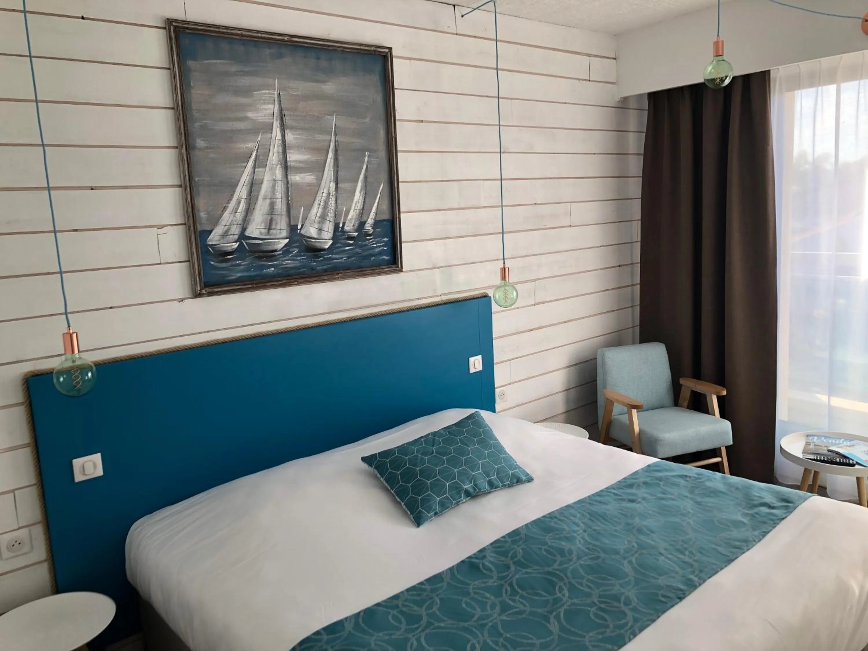 Photo of the whole room, Bed in Hotel La Cote Oceane- Bureau- 250 m plage