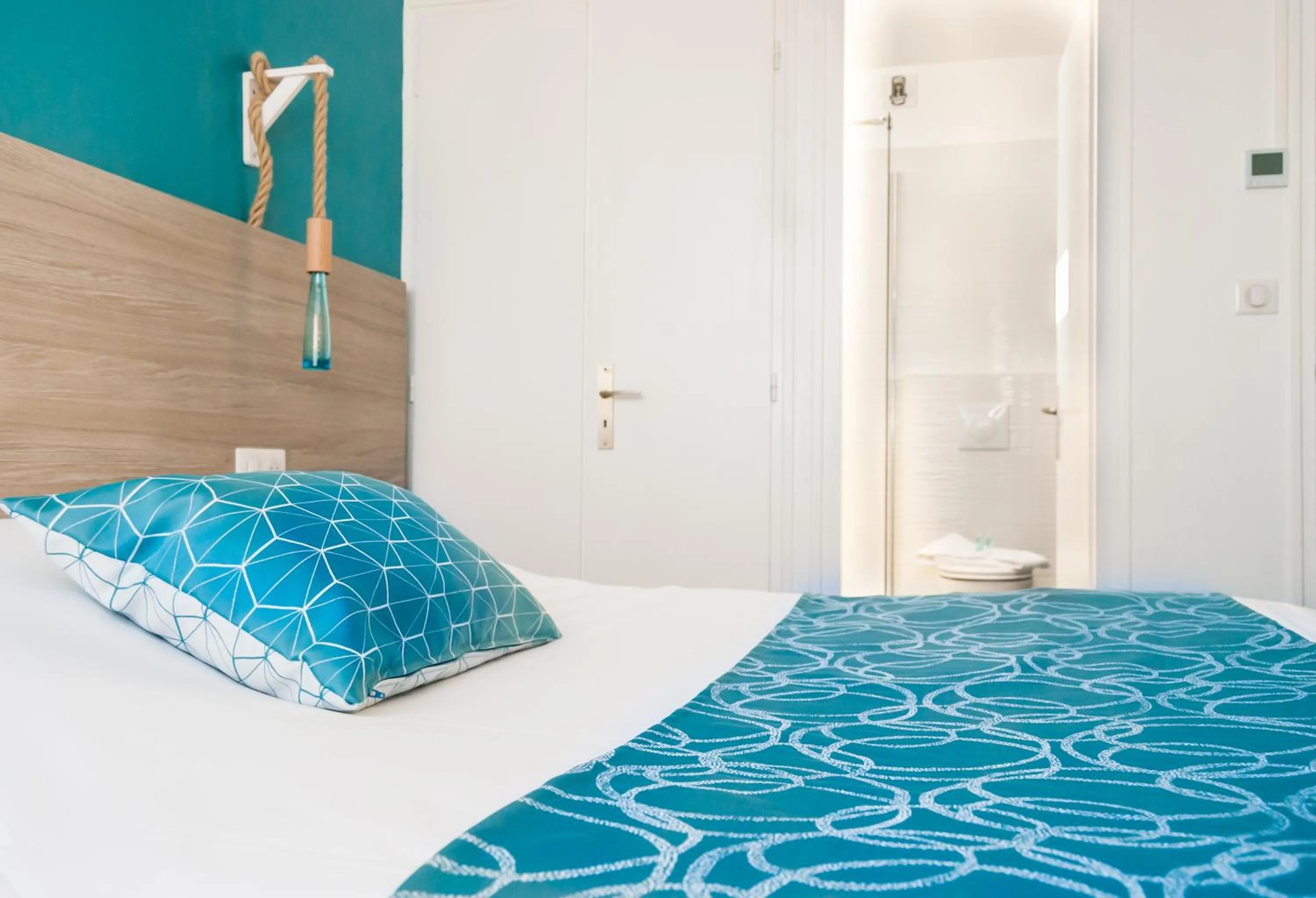 Bathroom, Bed in Hotel La Cote Oceane- Bureau- 250 m plage