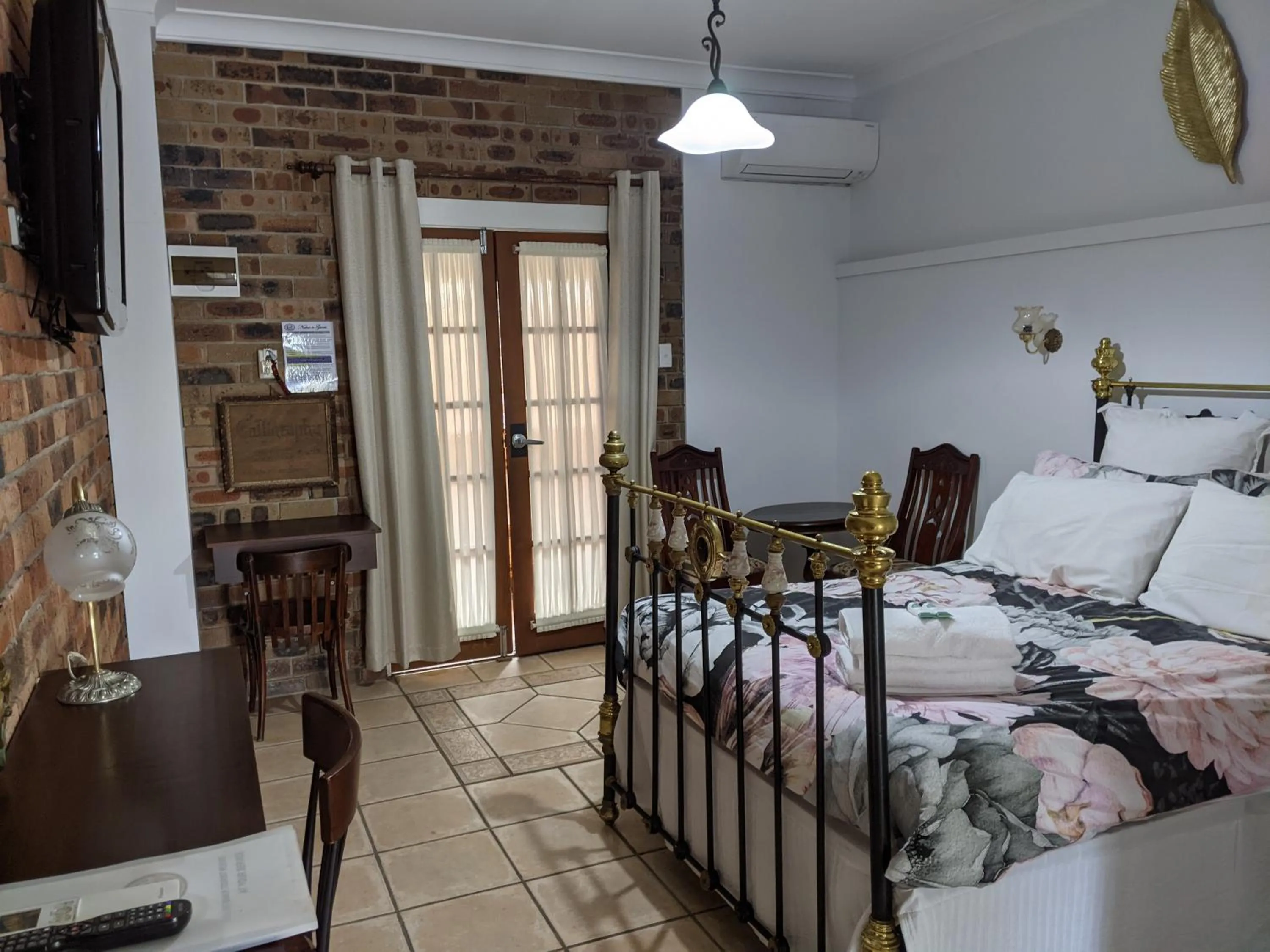 Bed in Ettalong Beach Tourist Resort