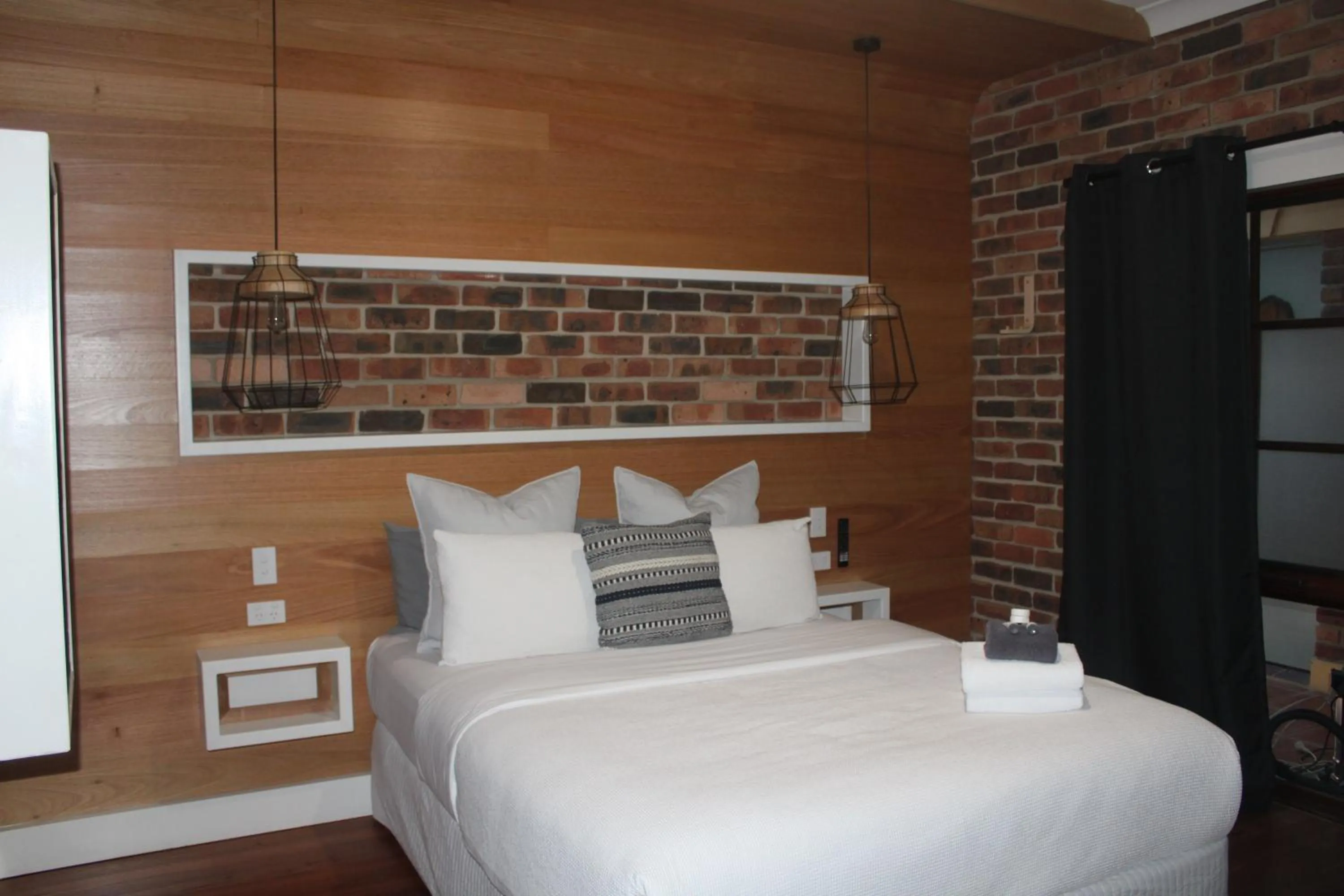 Bed in Ettalong Beach Tourist Resort