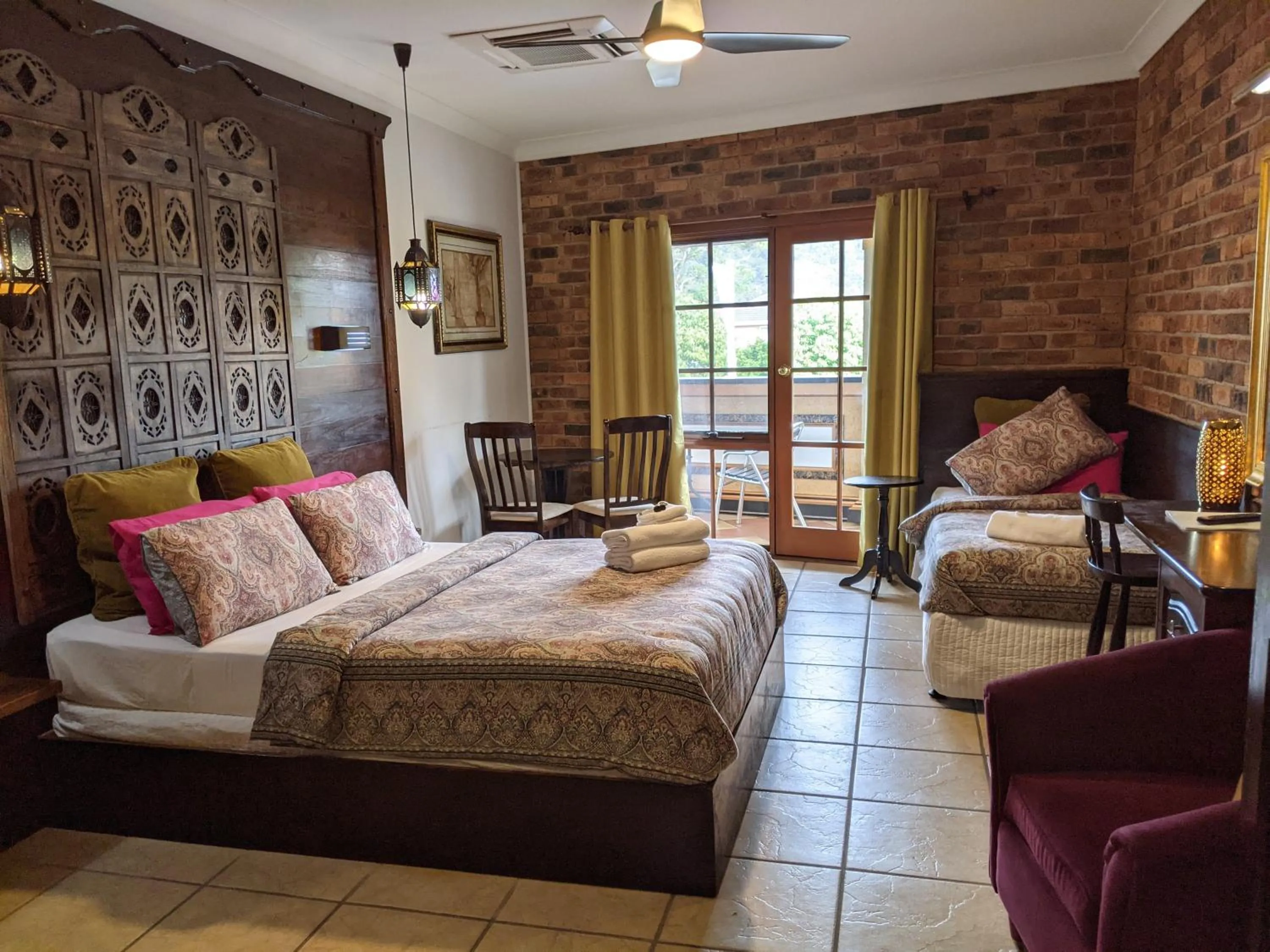 Bed in Ettalong Beach Tourist Resort