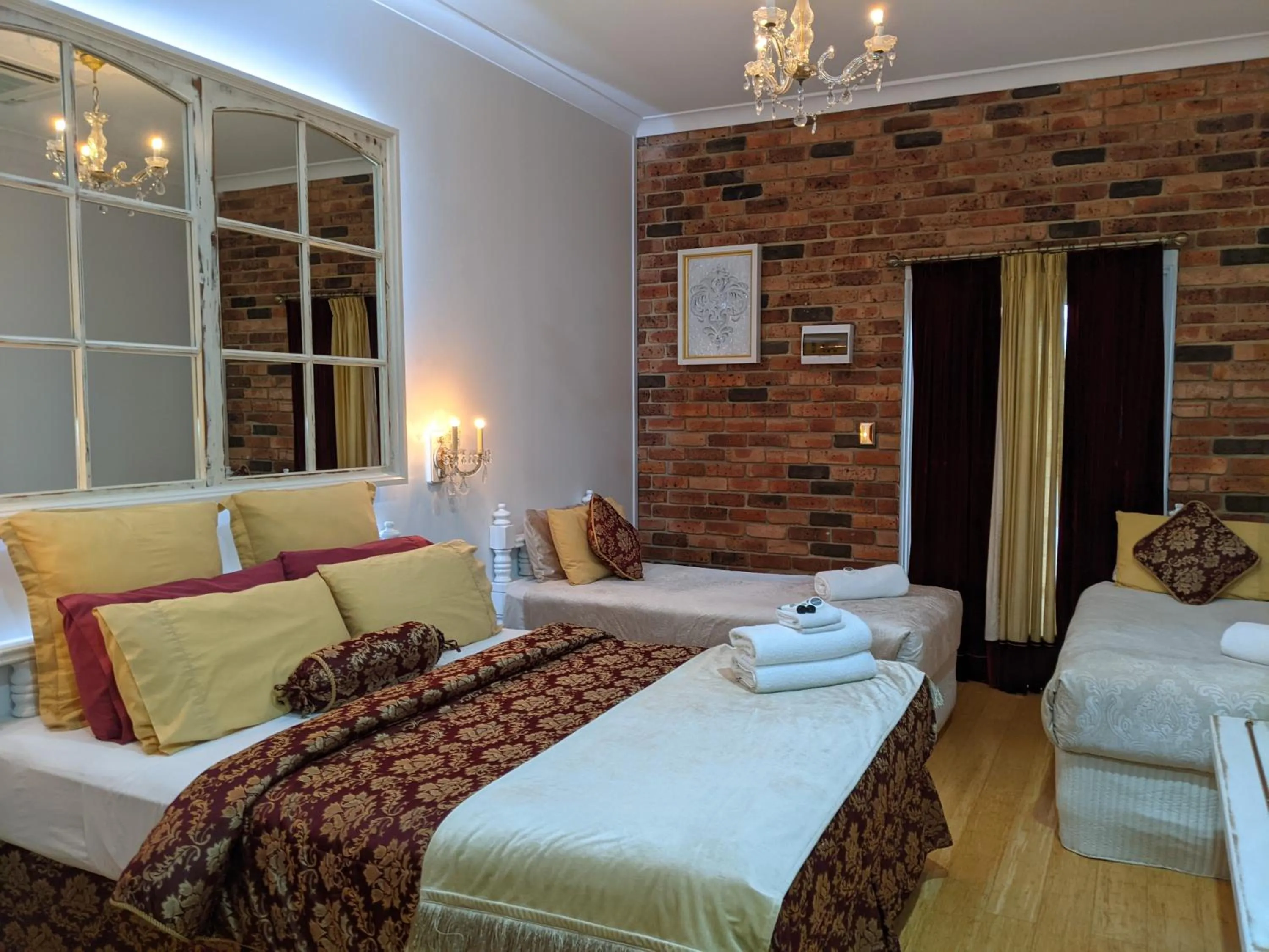 Bed in Ettalong Beach Tourist Resort