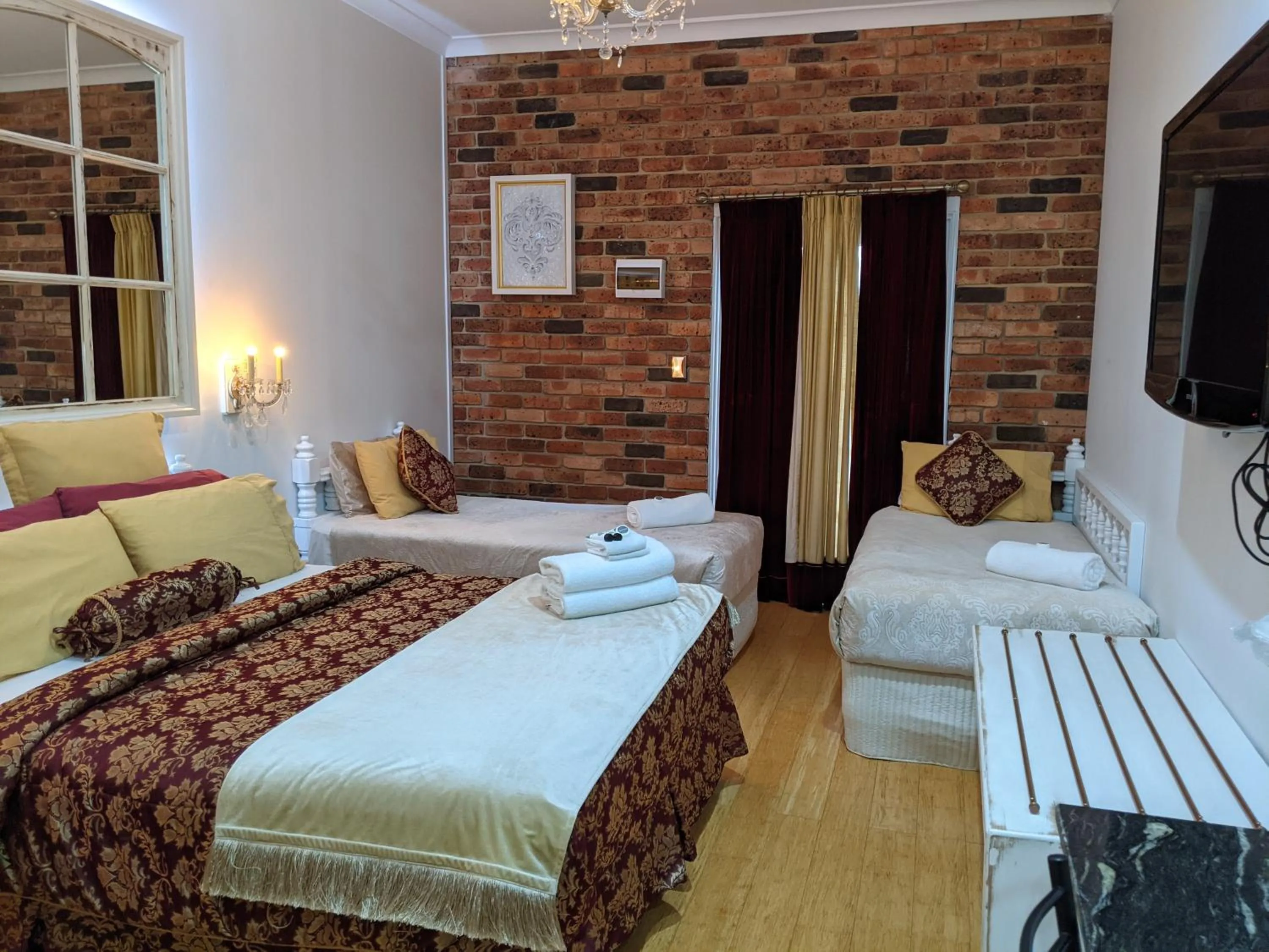 Bed in Ettalong Beach Tourist Resort