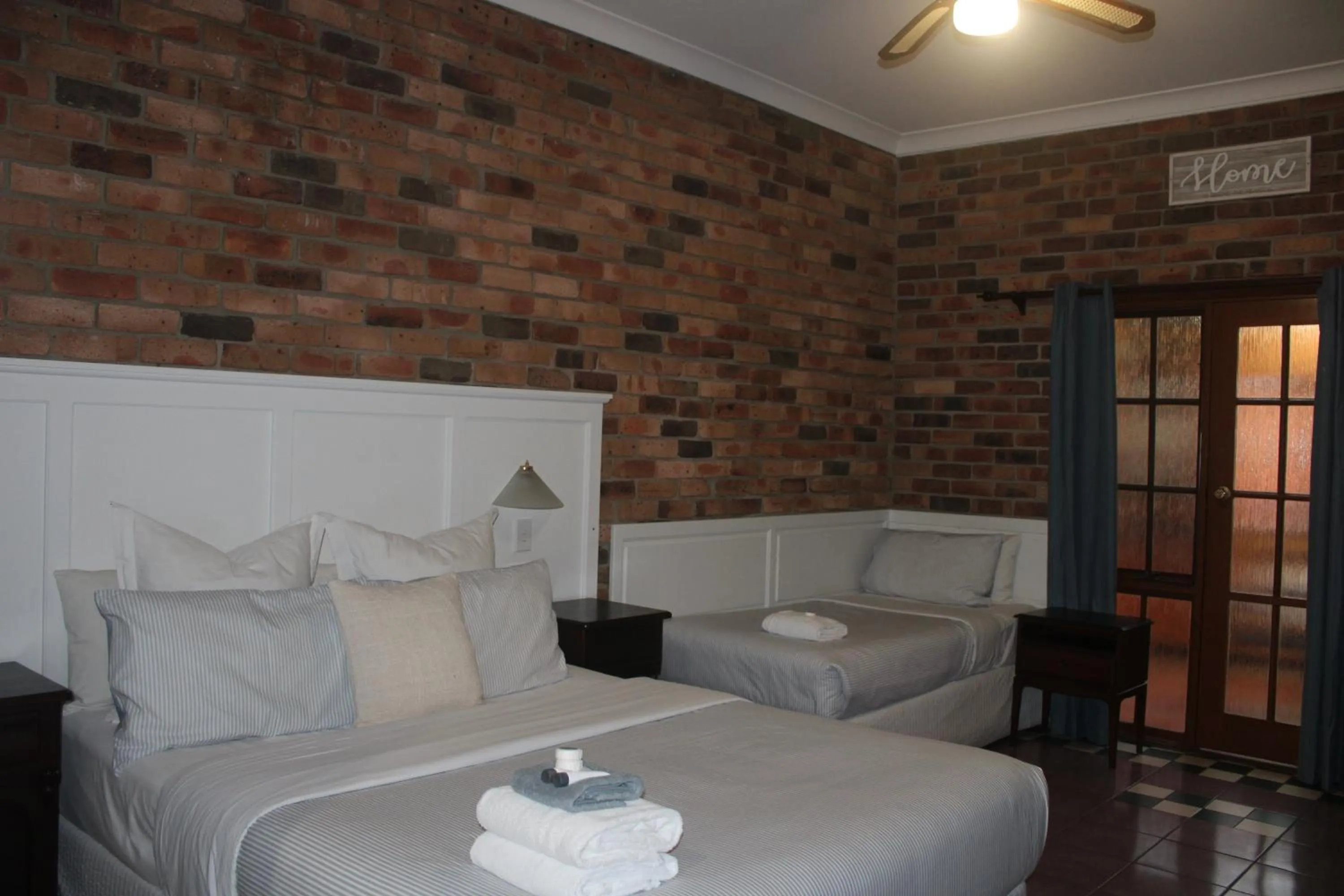 Bed in Ettalong Beach Tourist Resort