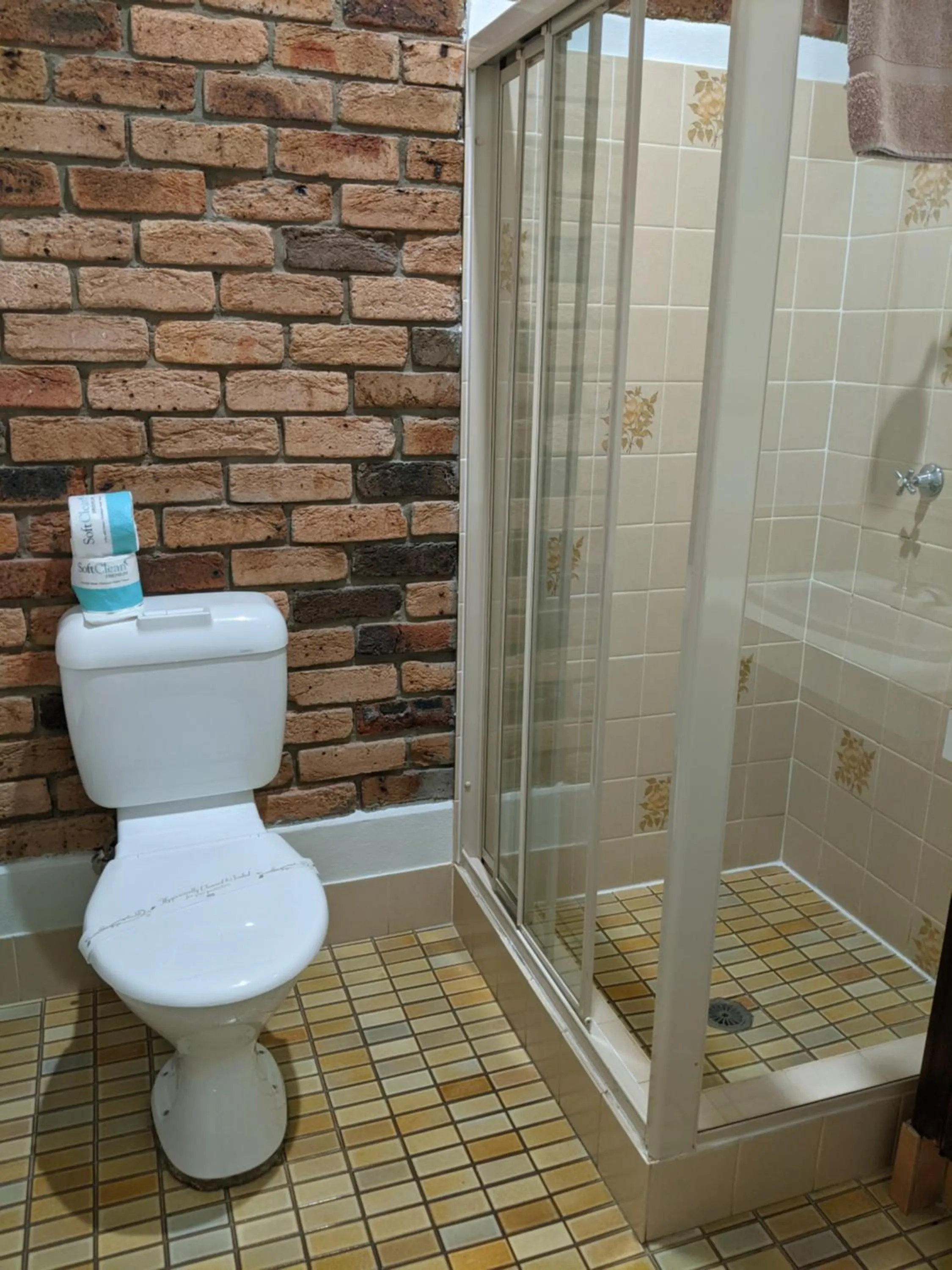 Shower in Ettalong Beach Tourist Resort