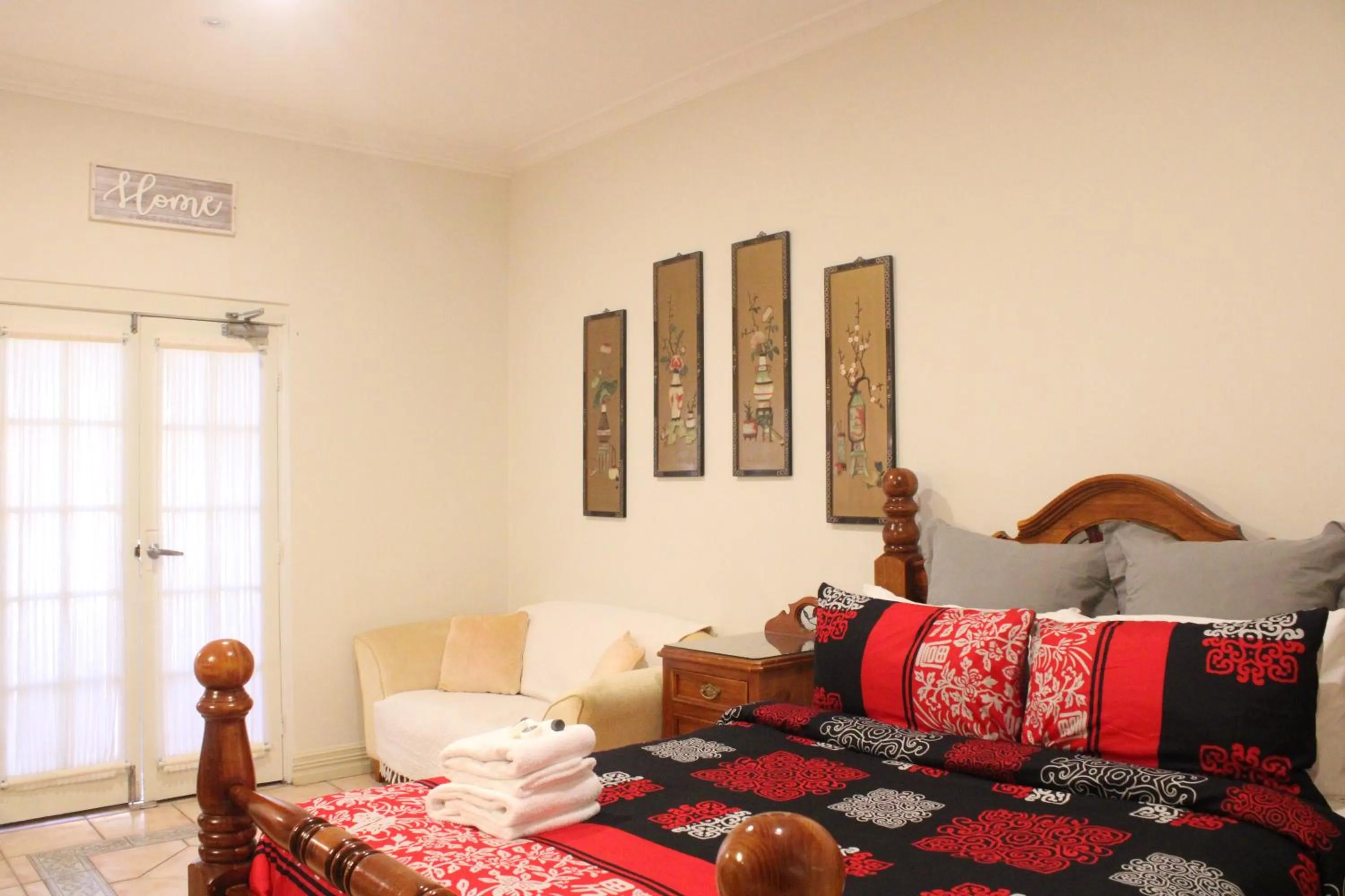 Bed in Ettalong Beach Tourist Resort