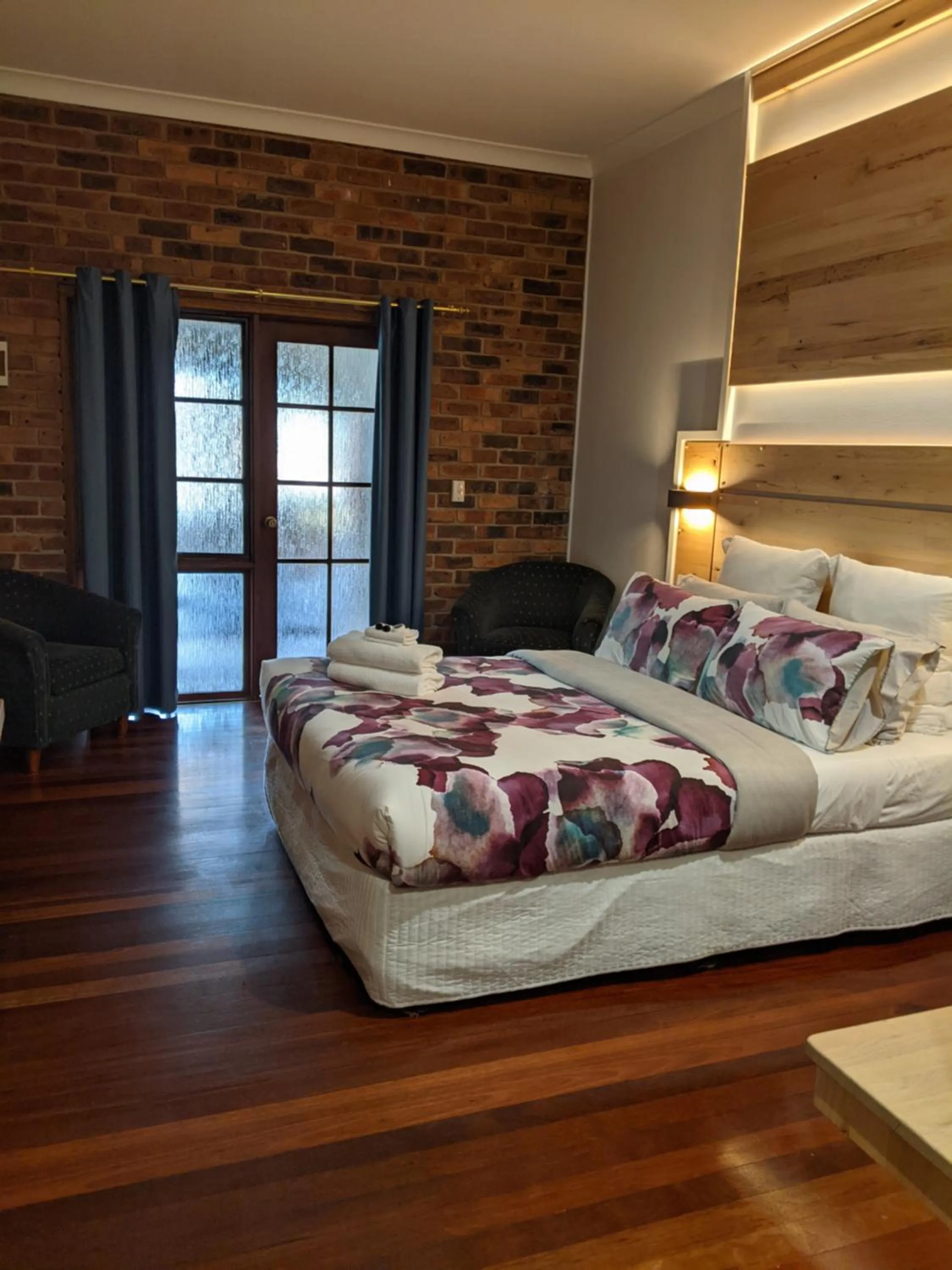 Bed in Ettalong Beach Tourist Resort