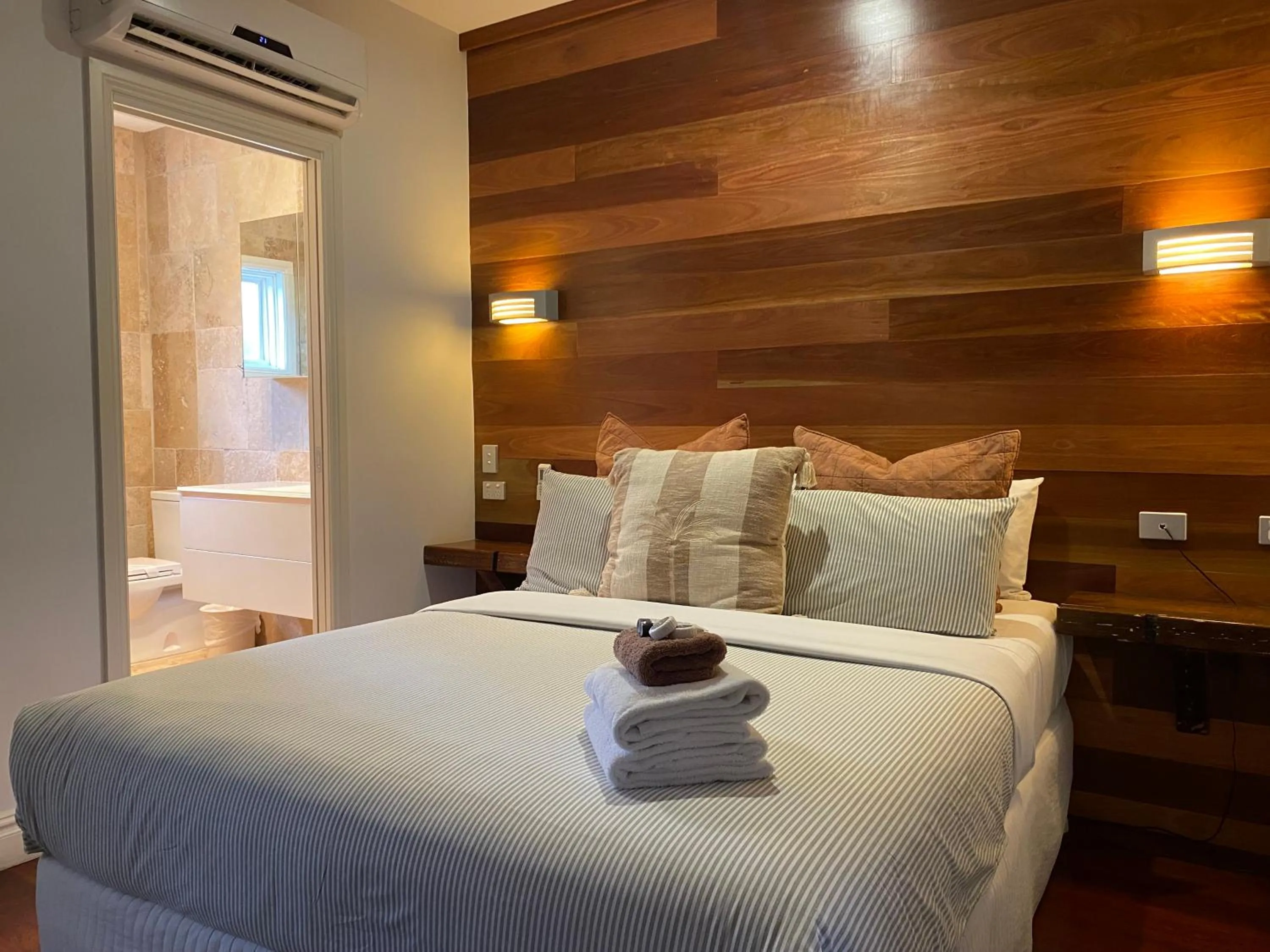 Bed in Ettalong Beach Tourist Resort