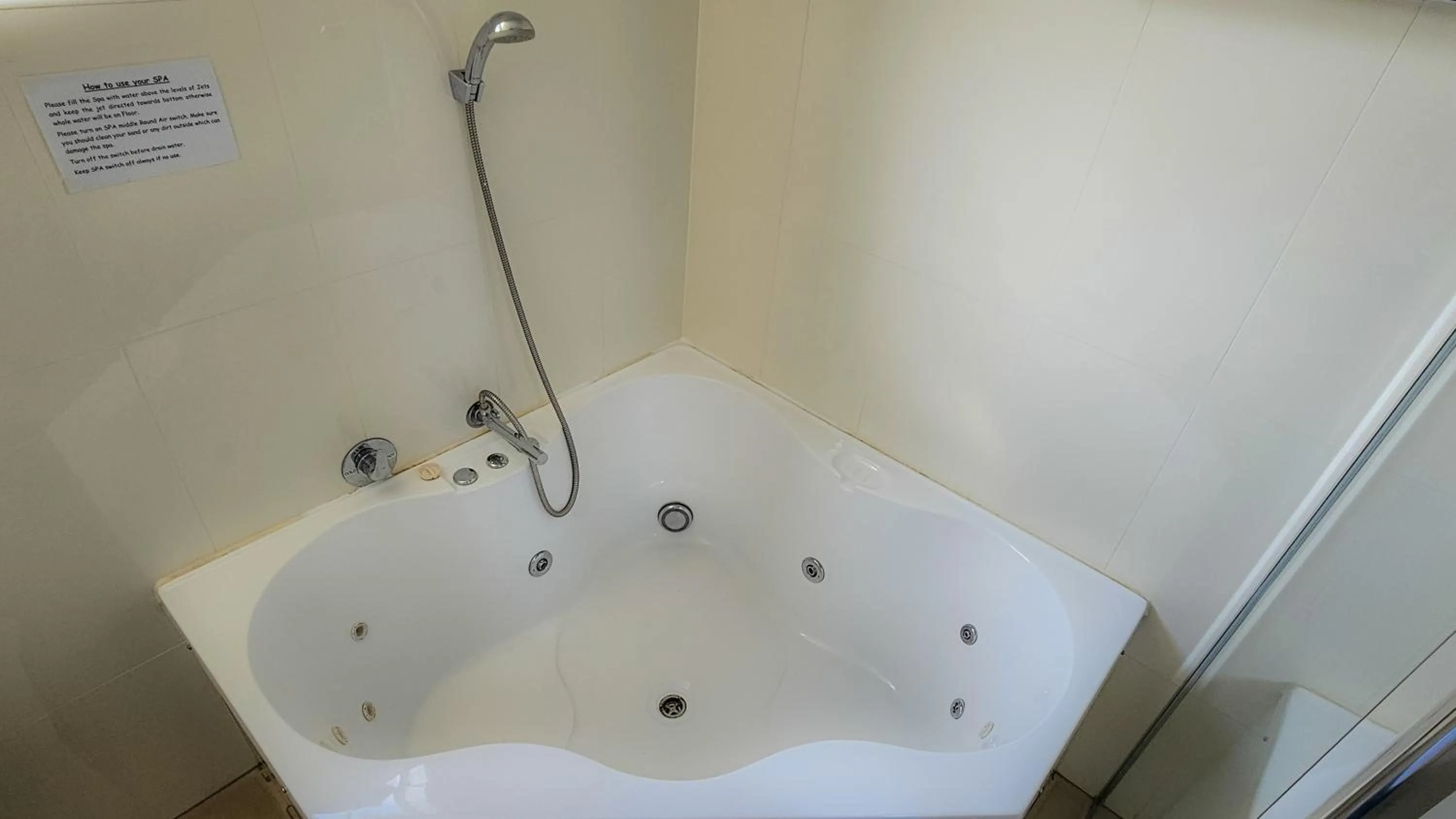 Hot Tub in Copacabana Shores