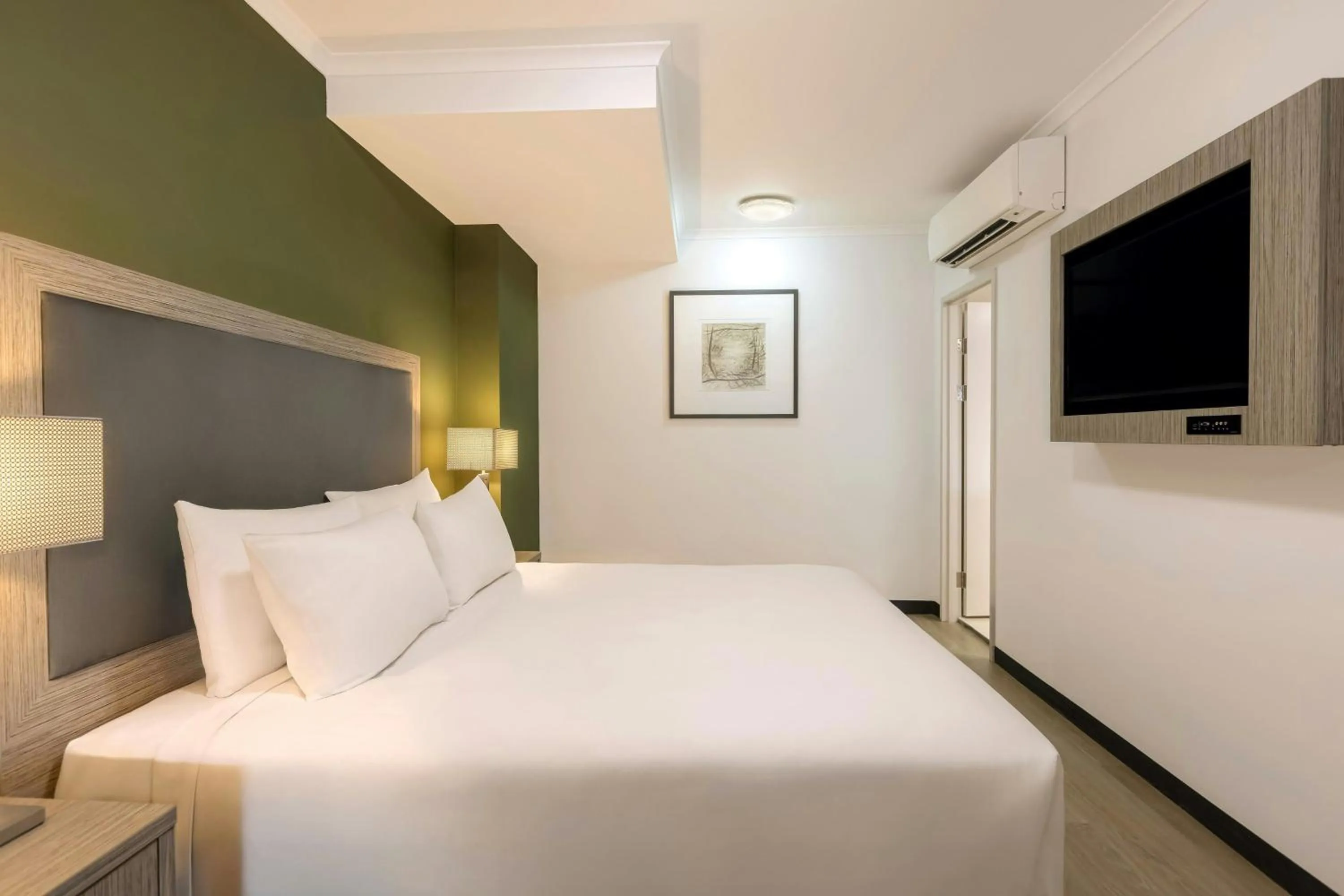 Bedroom, Bed in Courtyard by Marriott Darwin