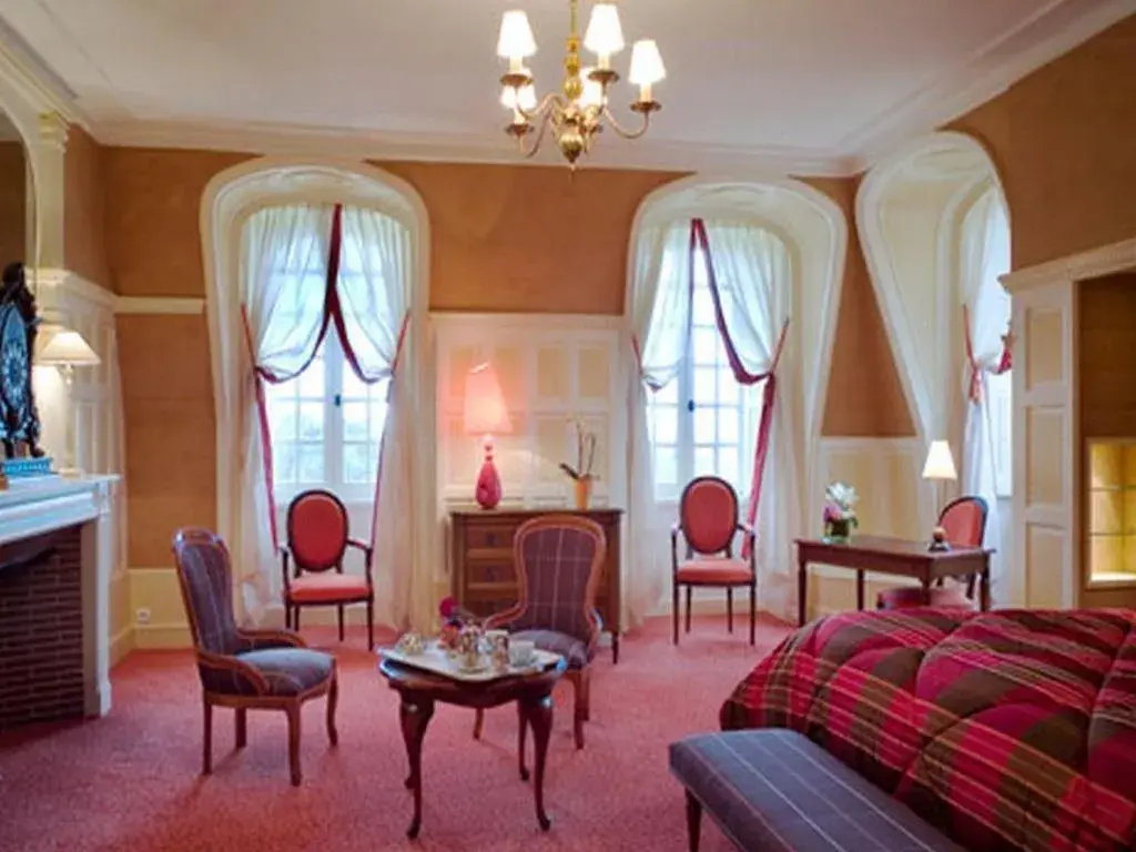 Photo of the whole room, Bed in Château de Beaulieu et Magnolia Spa, The Originals Relais Photo of the whole room, Bed in Château de Beaulieu et Magnolia Spa, The Originals Relais