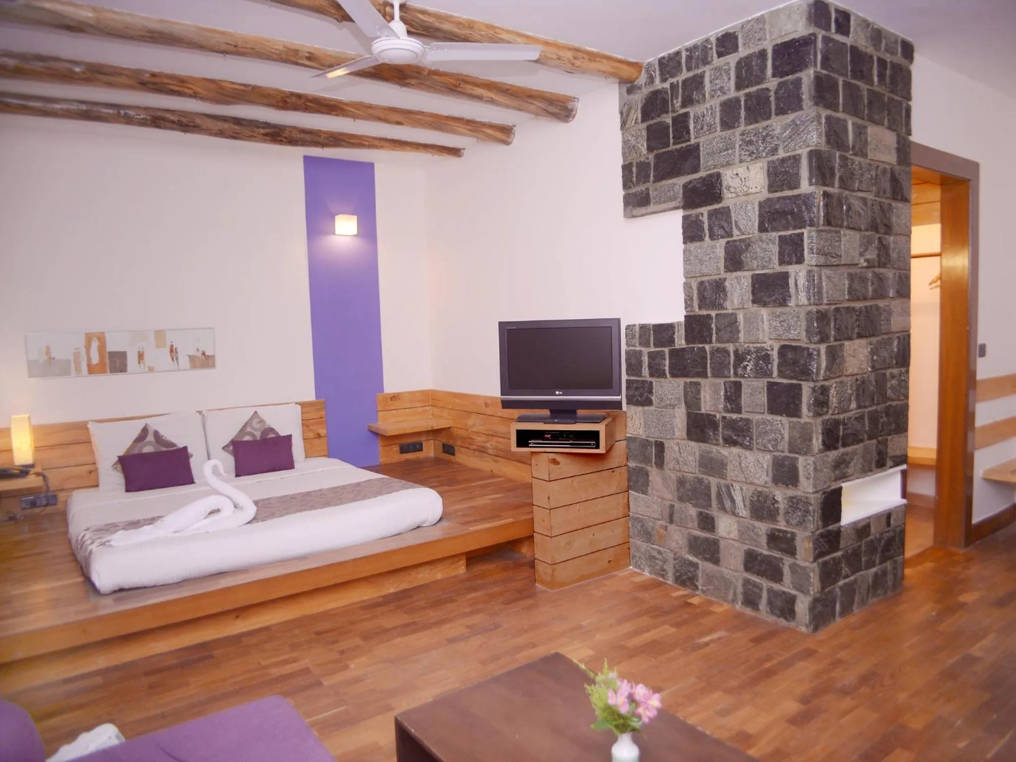 Decorative detail, Bed in Club Mahindra Danish Villa, Ooty