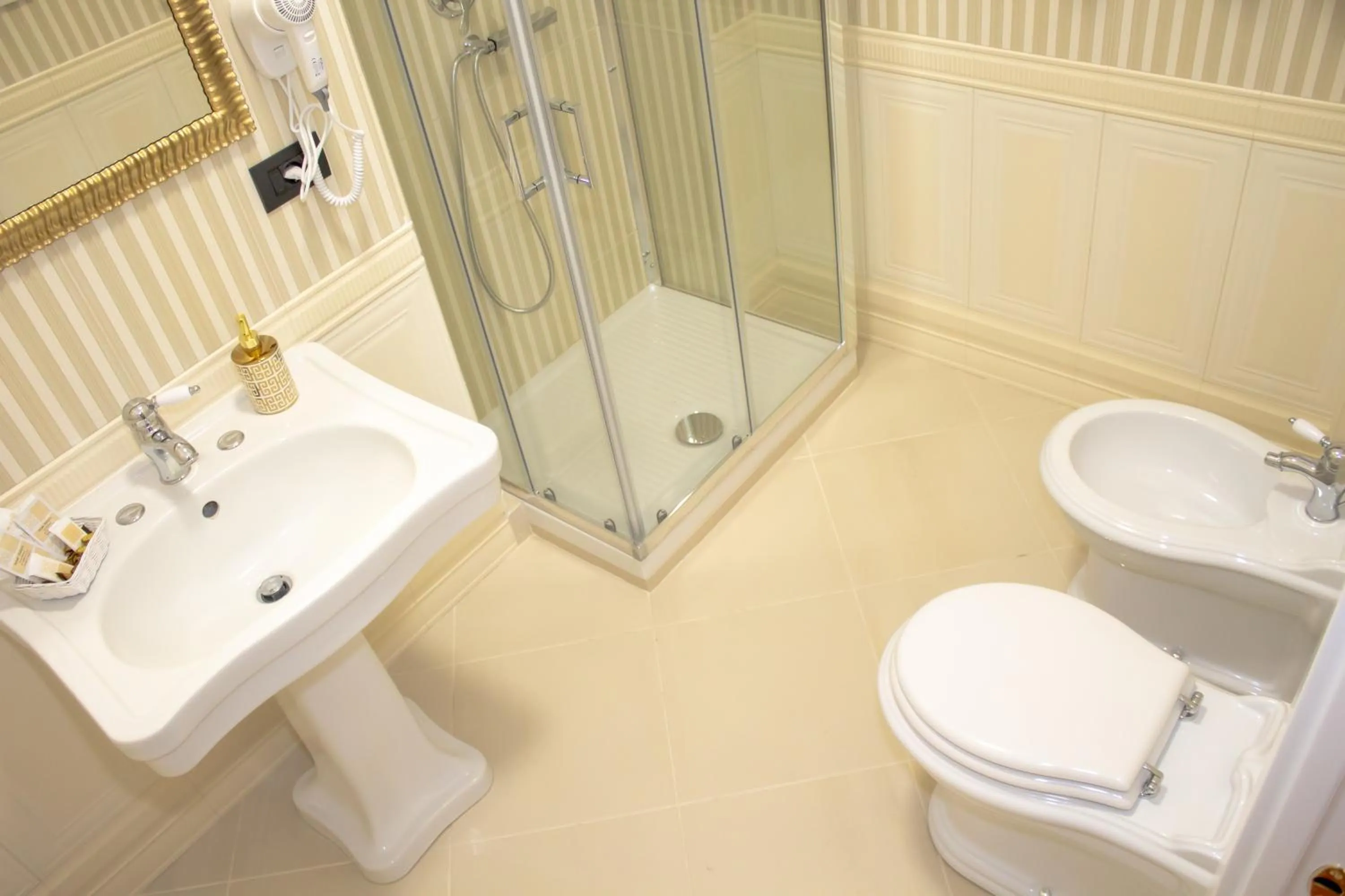 Shower in B&B Xenia Pompei