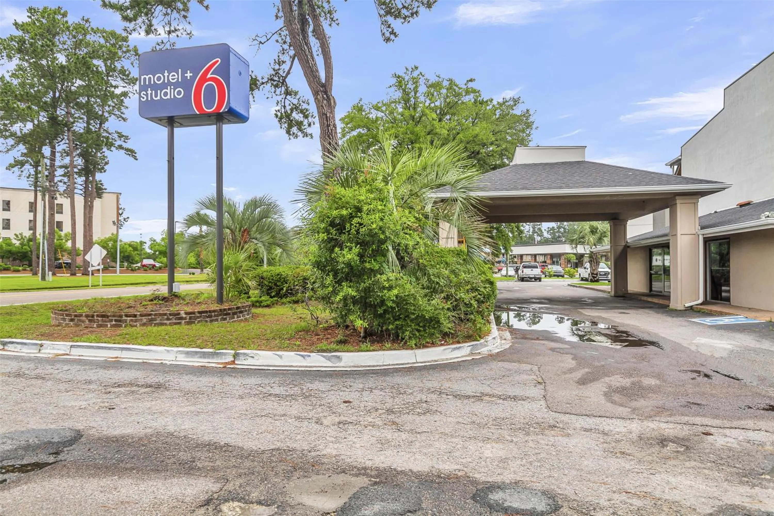 Property building in Motel 6 Summerville, SC Charleston