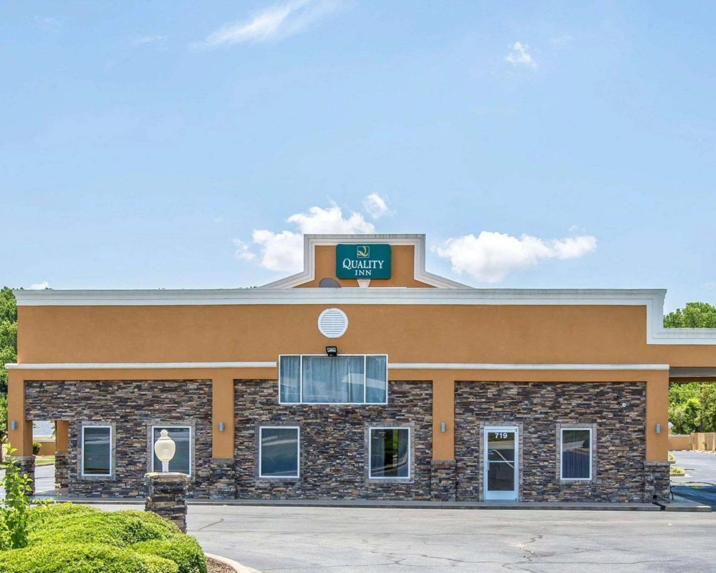 Property building in Quality Inn Greenwood Hwy 25