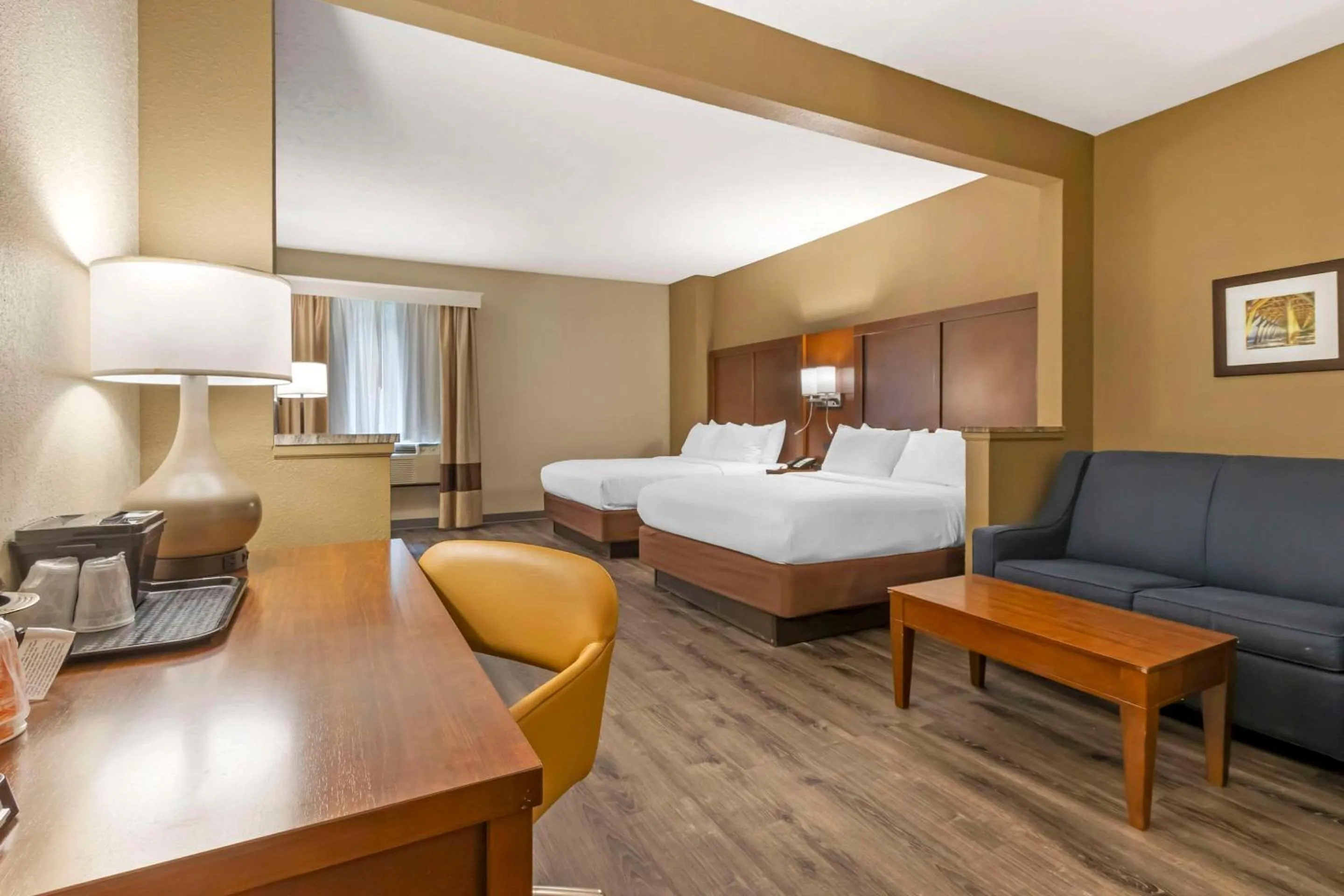 Bedroom, Bed in Comfort Suites At the University