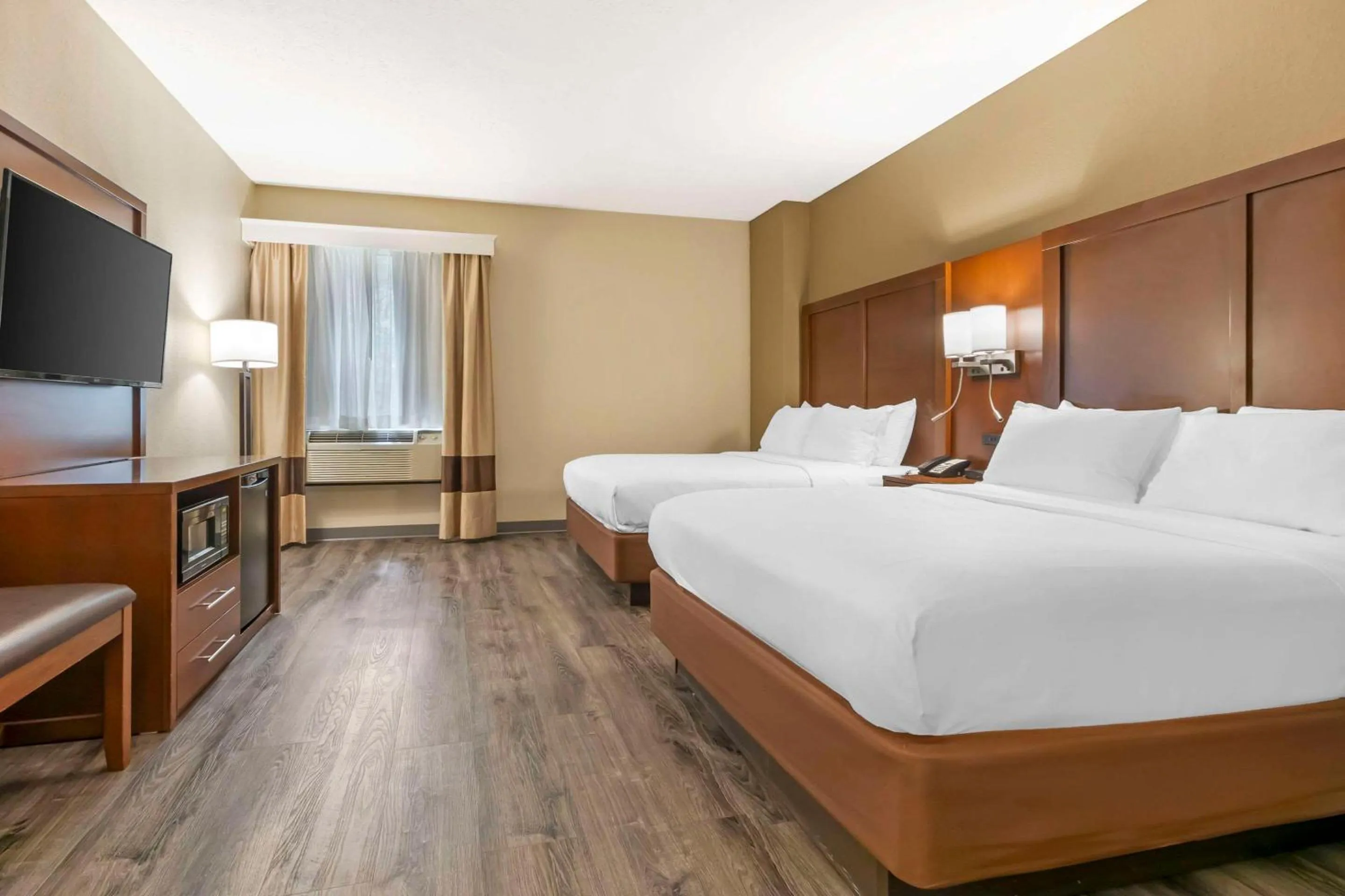 Bedroom, Bed in Comfort Suites At the University