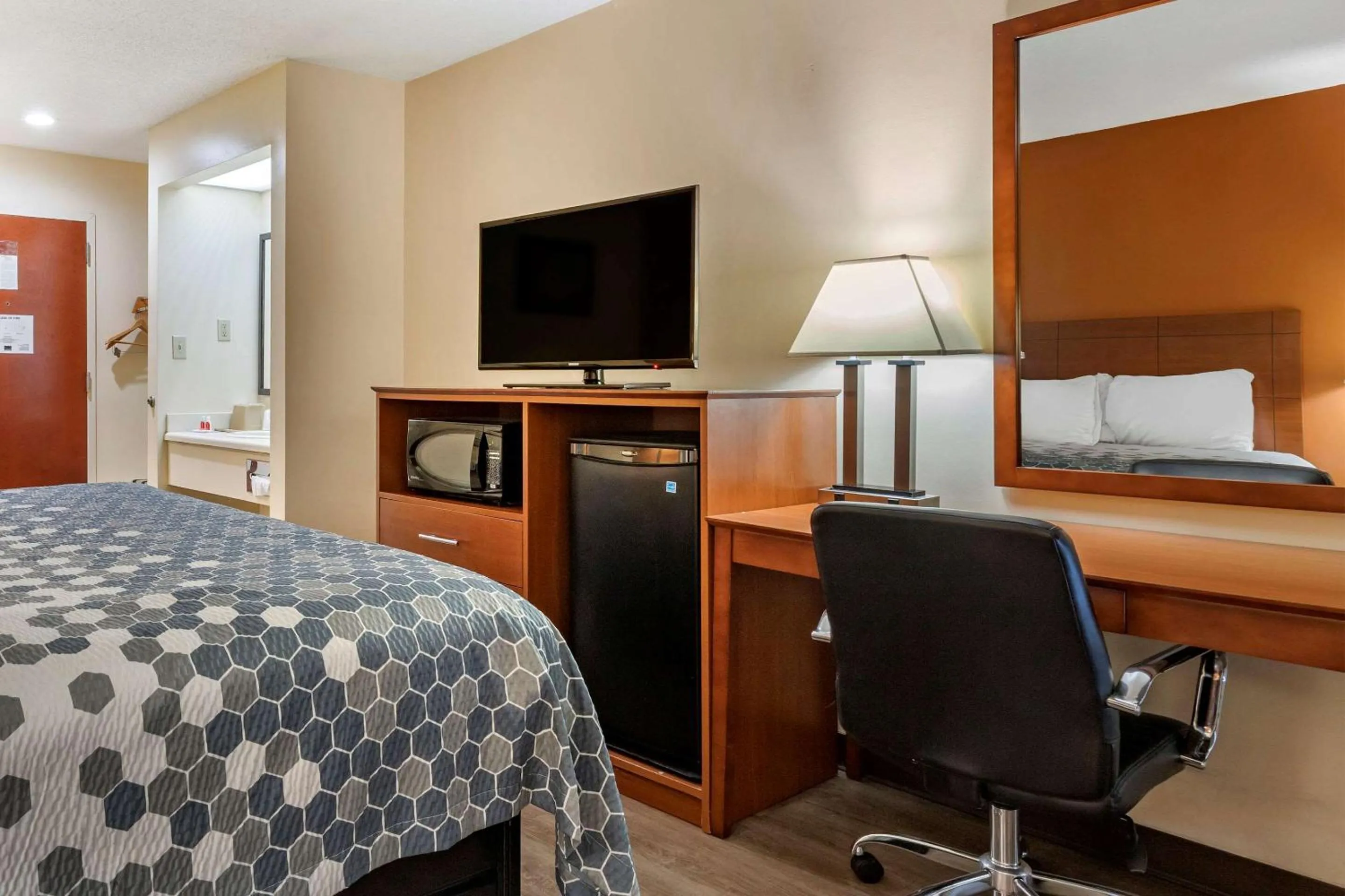 TV and multimedia, Bed in Econo Lodge Saint Stephen