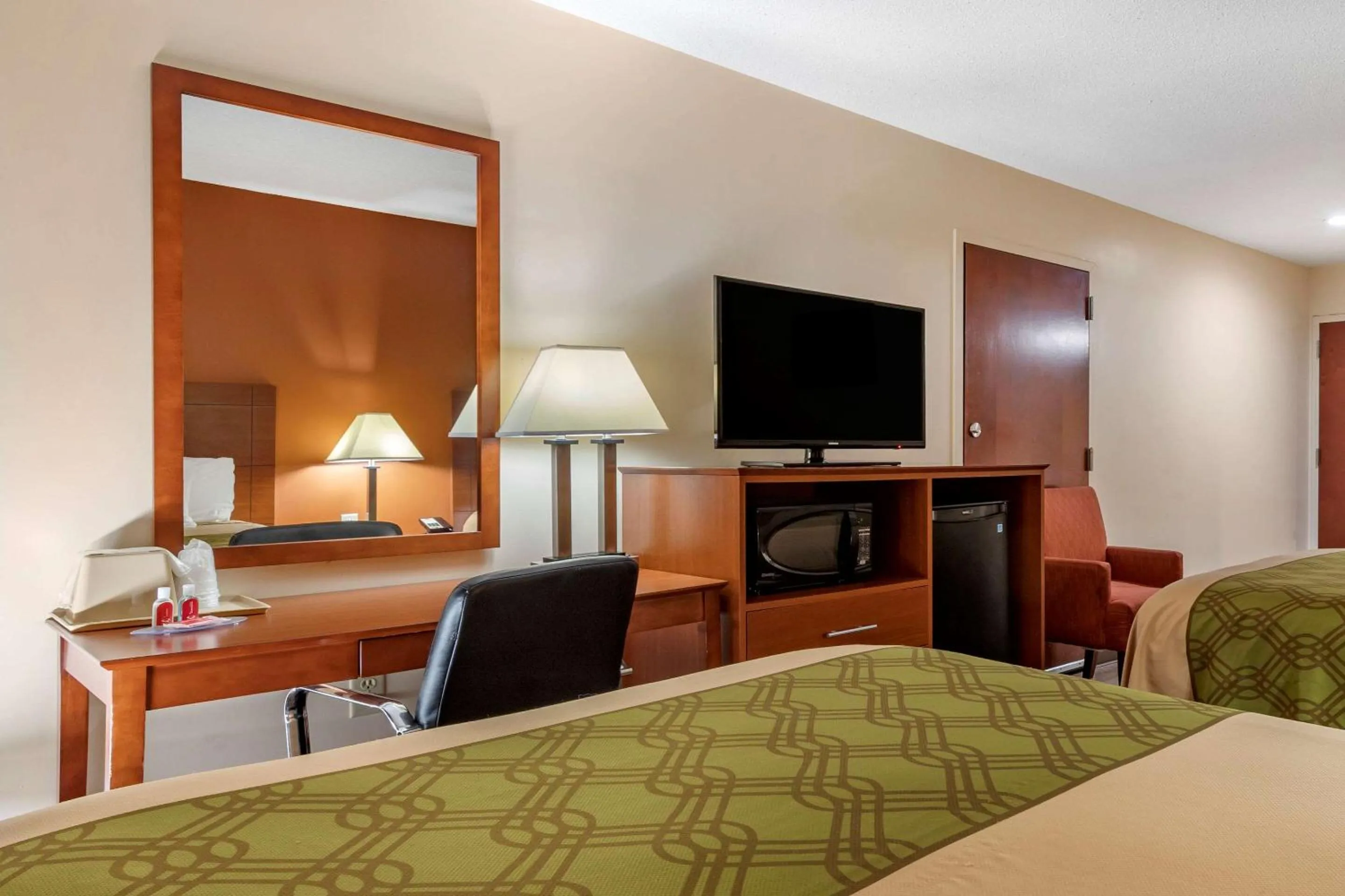 Photo of the whole room, Bed in Econo Lodge Saint Stephen