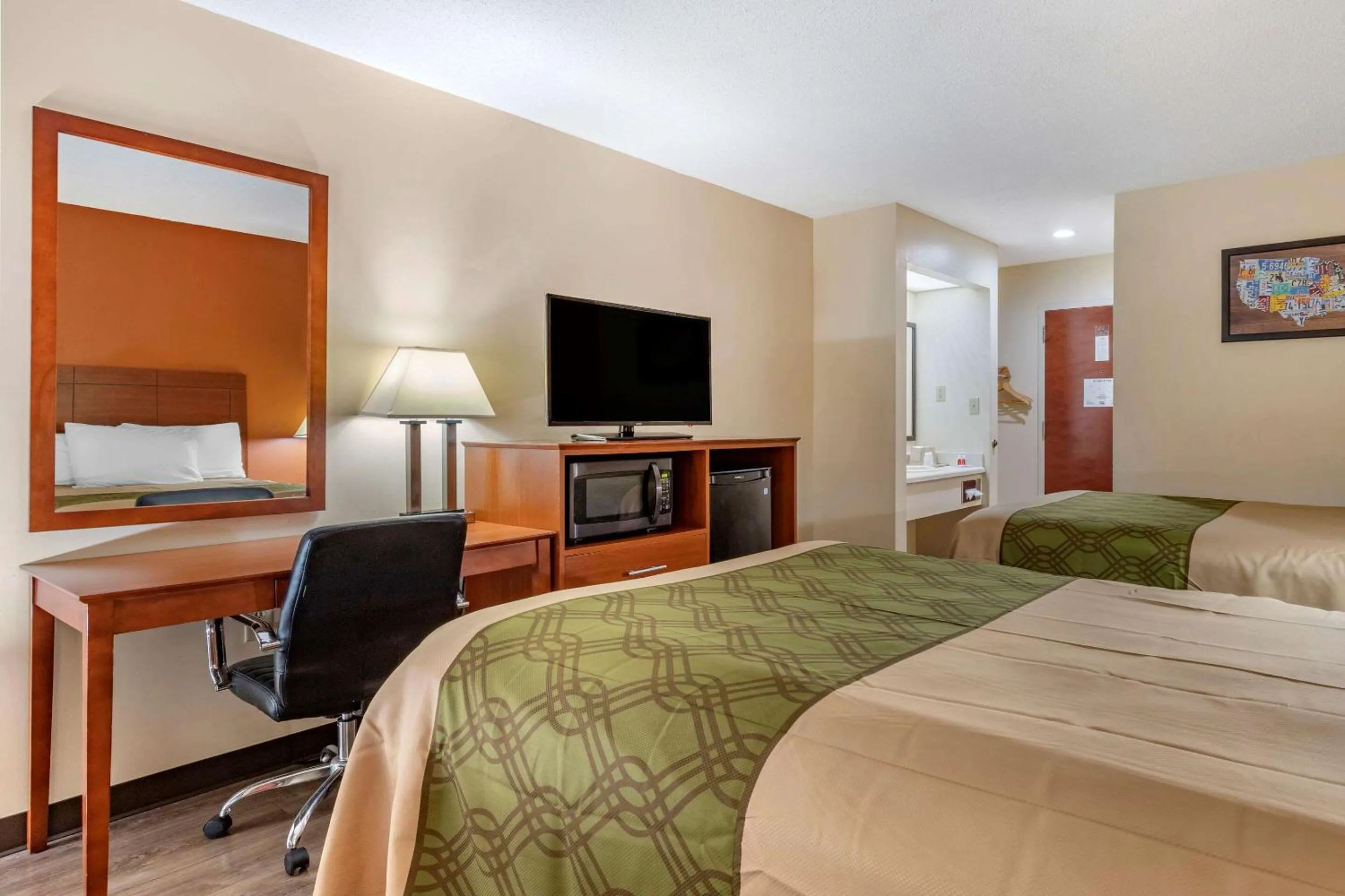 Photo of the whole room, Bed in Econo Lodge Saint Stephen