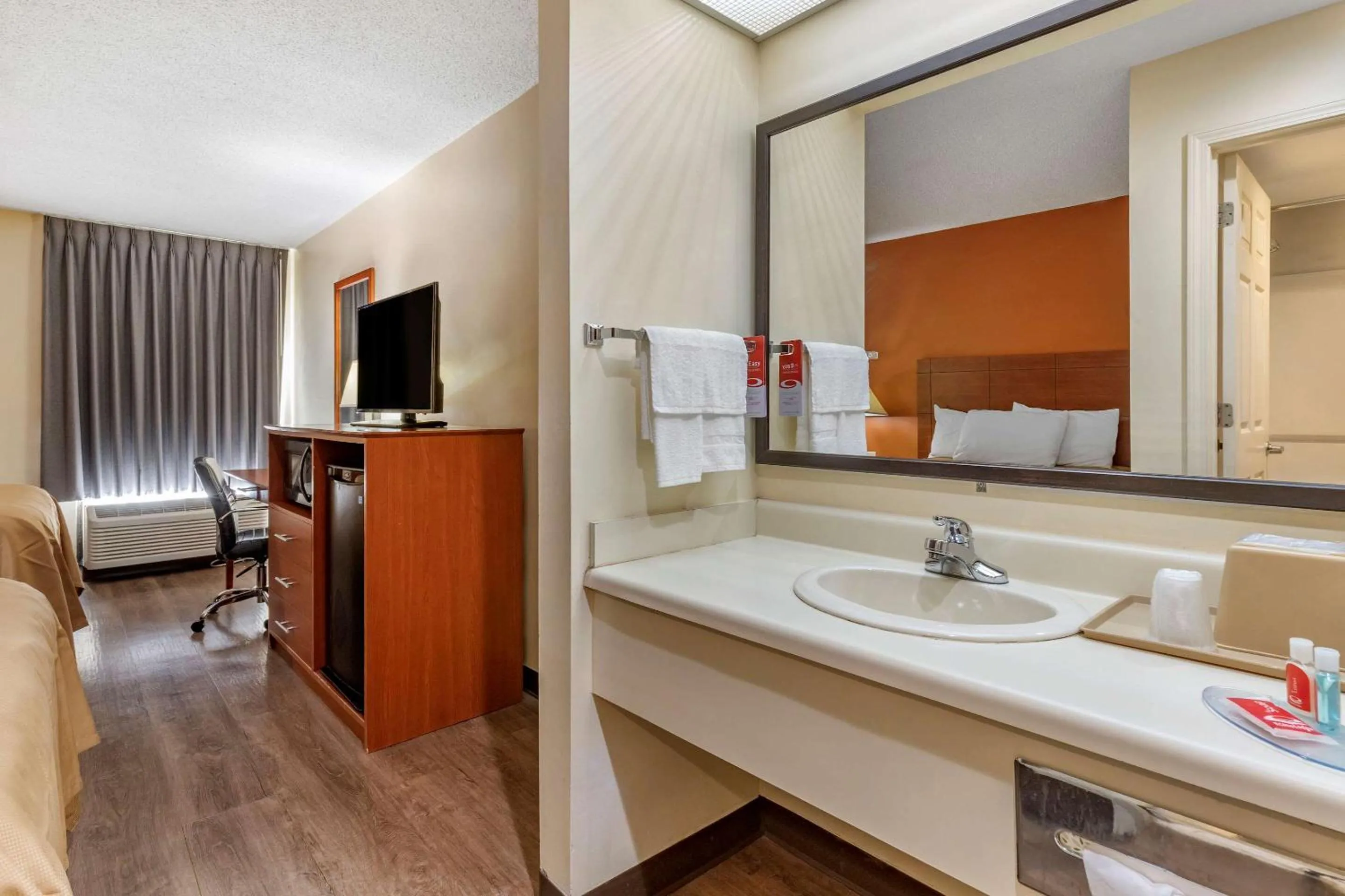 Photo of the whole room, Bed in Econo Lodge Saint Stephen