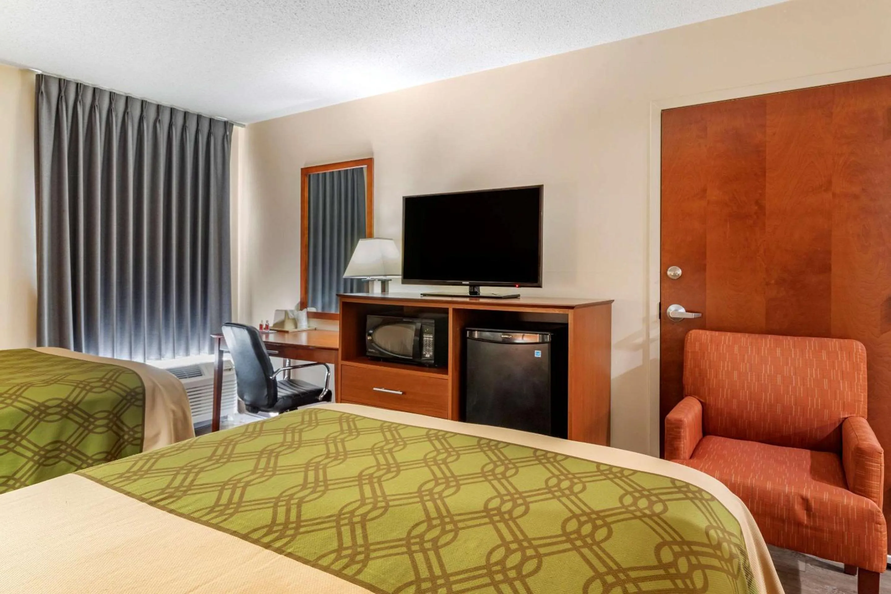 Photo of the whole room, Bed in Econo Lodge Saint Stephen