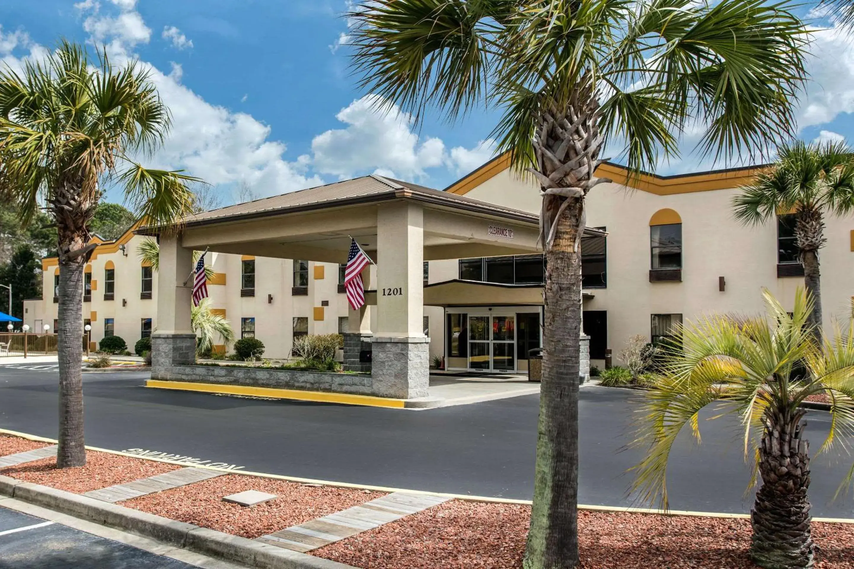 Property building in Quality Inn Surfside Myrtle Beach Property building in Quality Inn Surfside Myrtle Beach