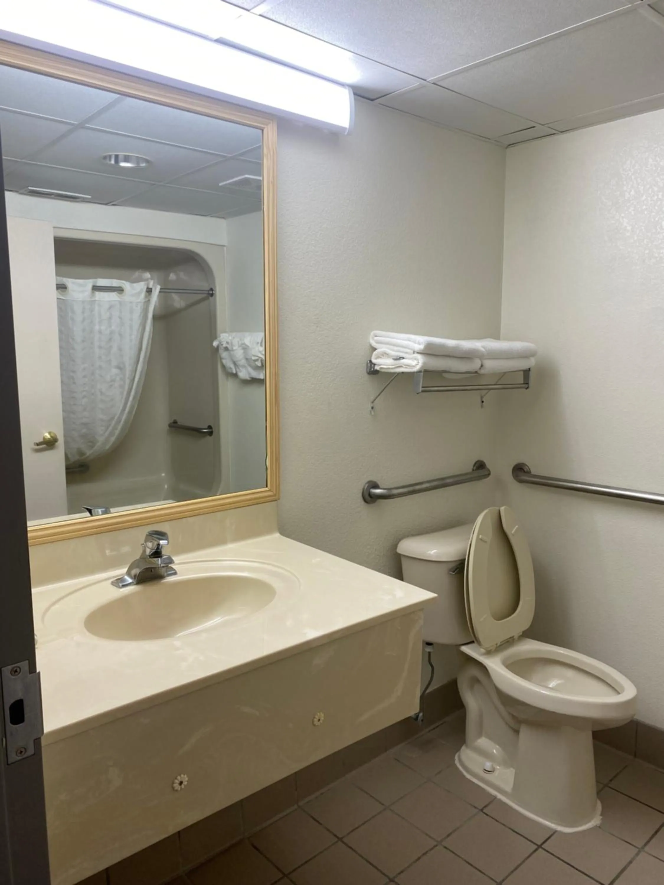 Bathroom in Quality Inn Surfside Myrtle Beach