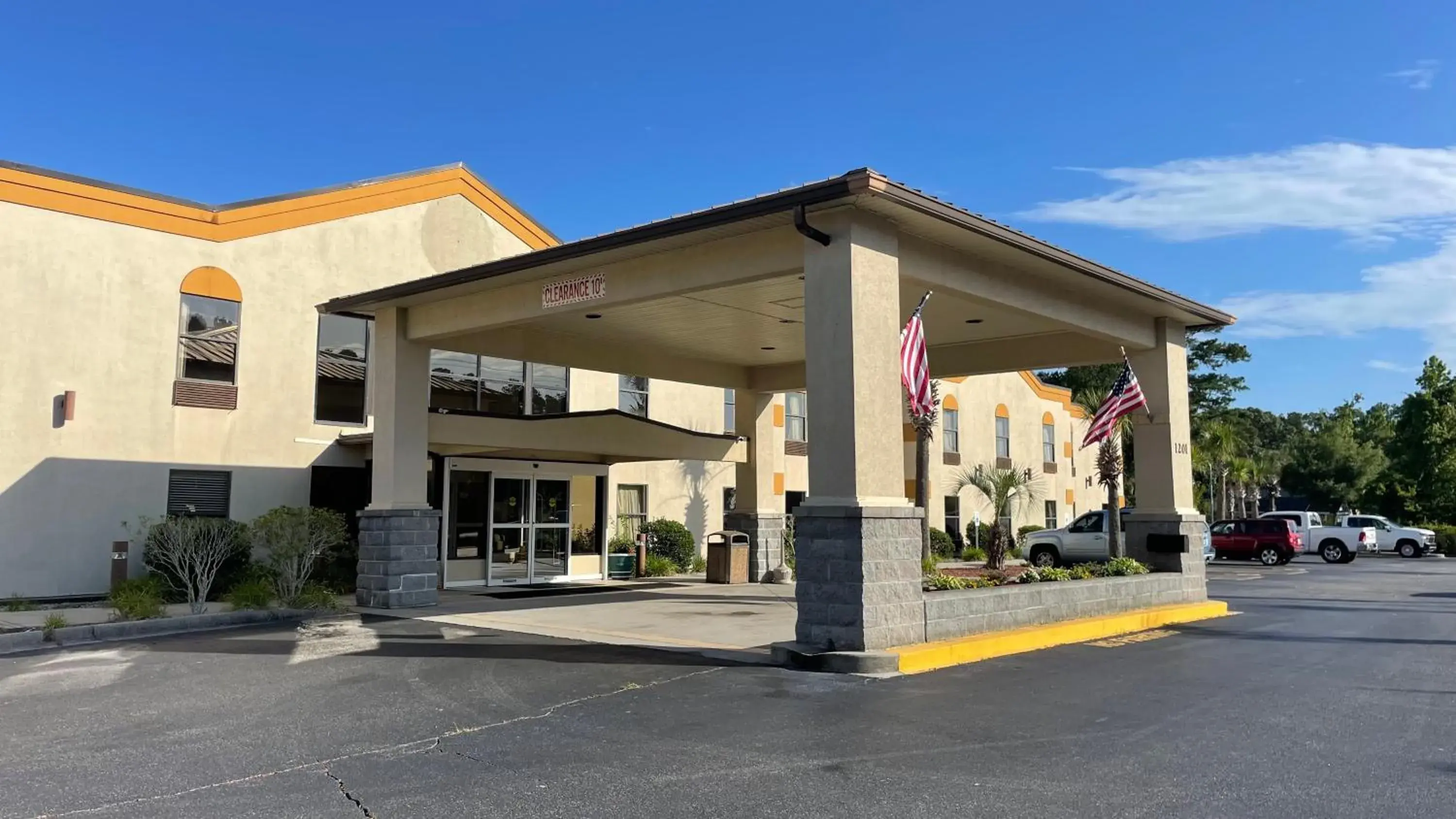 Property building in Quality Inn Surfside Myrtle Beach Property building in Quality Inn Surfside Myrtle Beach